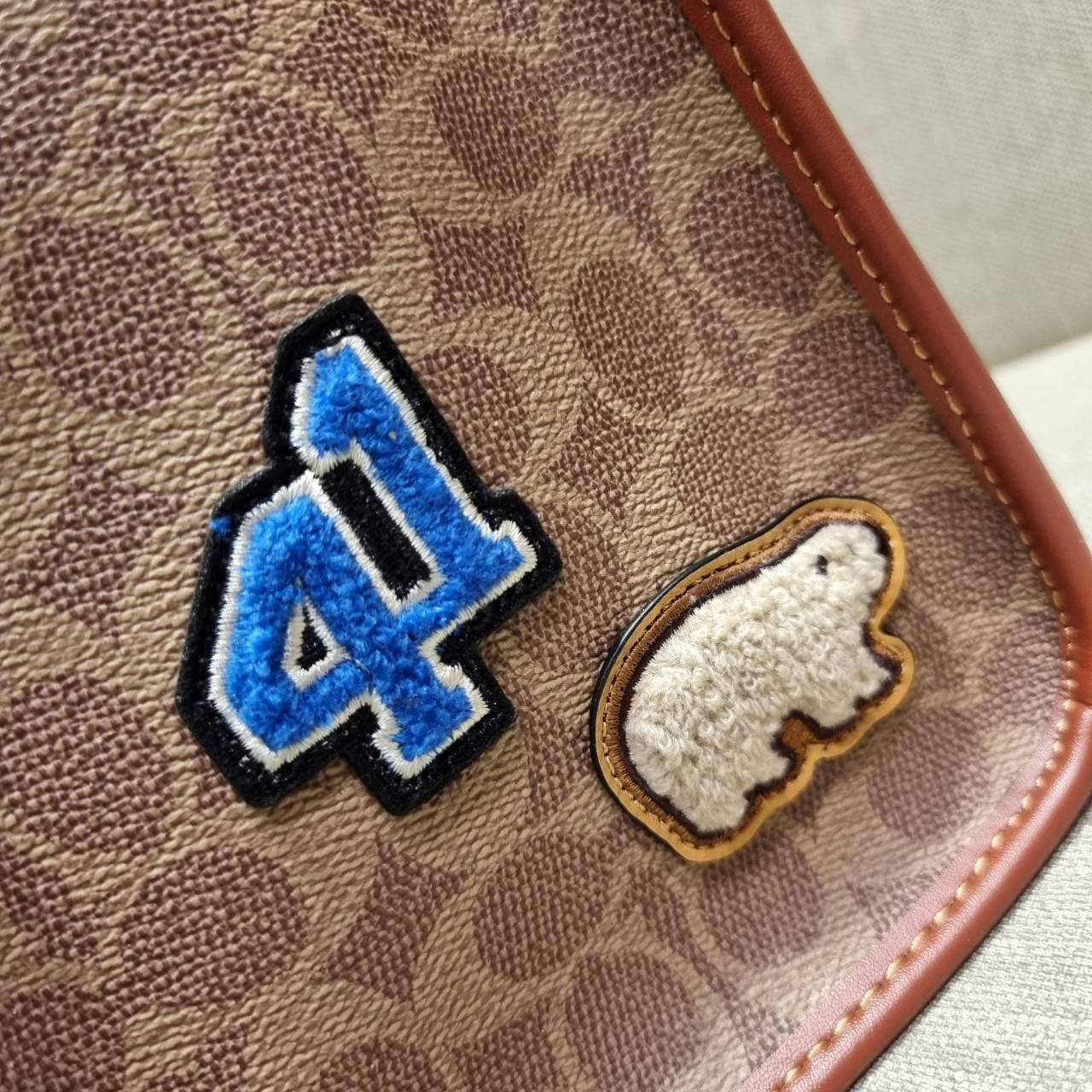 COACH C6846 FIELD TOTE IN SIGNATURE CANVAS WITH PATCHES คอลเลคชั่นใหม่สุดปัง!! สกีเรทโทร ดีไซน์วินเทจ ต้อนรับฮอลิเดย์นี้กันแบบที่สุด กระเป๋าทรงโท้ท ไซส์ใหญ่จุคุ้ม ฟังก์ชั่นการใช้งานสะดวกที่สุด มีทั้งสายคล้องแขนในตัว และสายครอสบอดี้ โดดเด่นด้วยแพทช์ลวดลายค