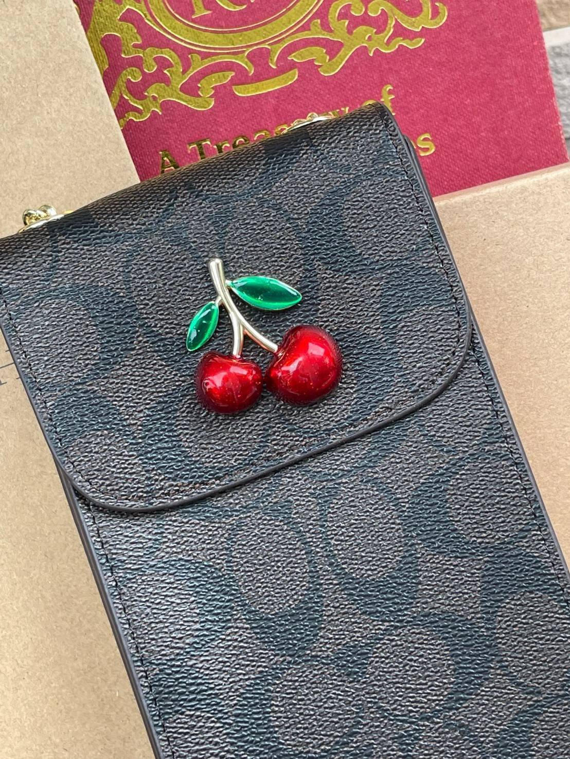 COACH PHONE CASE CROSSBODY BAG ((73486//76988//76357//39955//91046)) COACH NORTH/SOUTH CROSSBODY IN SIGNATURE CANVAS กระเป๋าใส่โทรศัพท์รุ่นนี้ มีความโดดเด่นทั้งดีไซน์และคุณสมบัติในการใช้งาน ด้วยลวดลายที่มีซิกเนเจอร์เป็นเอกลักษณ์แล้ว ด้านหลังยังมีช่องใส่กา