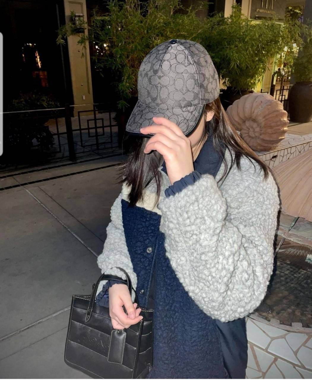 COACH CASUAL STYLE STREET STYLE 2WAY PLAIN LEATHER ELEGANT STYLE (C6958 C6852) 🌺 ที่สุด! ของที่สุด!! กระเป๋าถือ กระเป๋าสะพายรูปทรงสุดฮิต สุดคลาสสิค รุ่น UNISEX ที่ชิคๆ สบายๆ ได้ทั้งชายและหญิง// วัสดุหนังแท้ทั้งใบ ตัดเย็บด้วยหนังเนื้อนุ่มพิเศษ หนา 