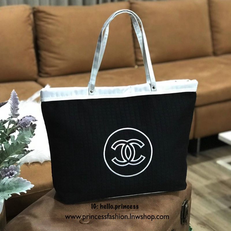 Chanel Large Tote Bag ViP Gift With Purchase (GWP) New in! กระเป๋าสะพายทรง shopping bag ใบใหญ่ VIP. gift ของแท้! จาก Chanel Cosmetic Counter วัสดุ Cotton & Nylon & Polyester เนื้อนิ่มลายตาราง ด้านหน้าปักโลโก้แบรนด์ เปิดปิดด้วยแถบแม่เหล็ก ซ่อนที่ปากกระเป๋า