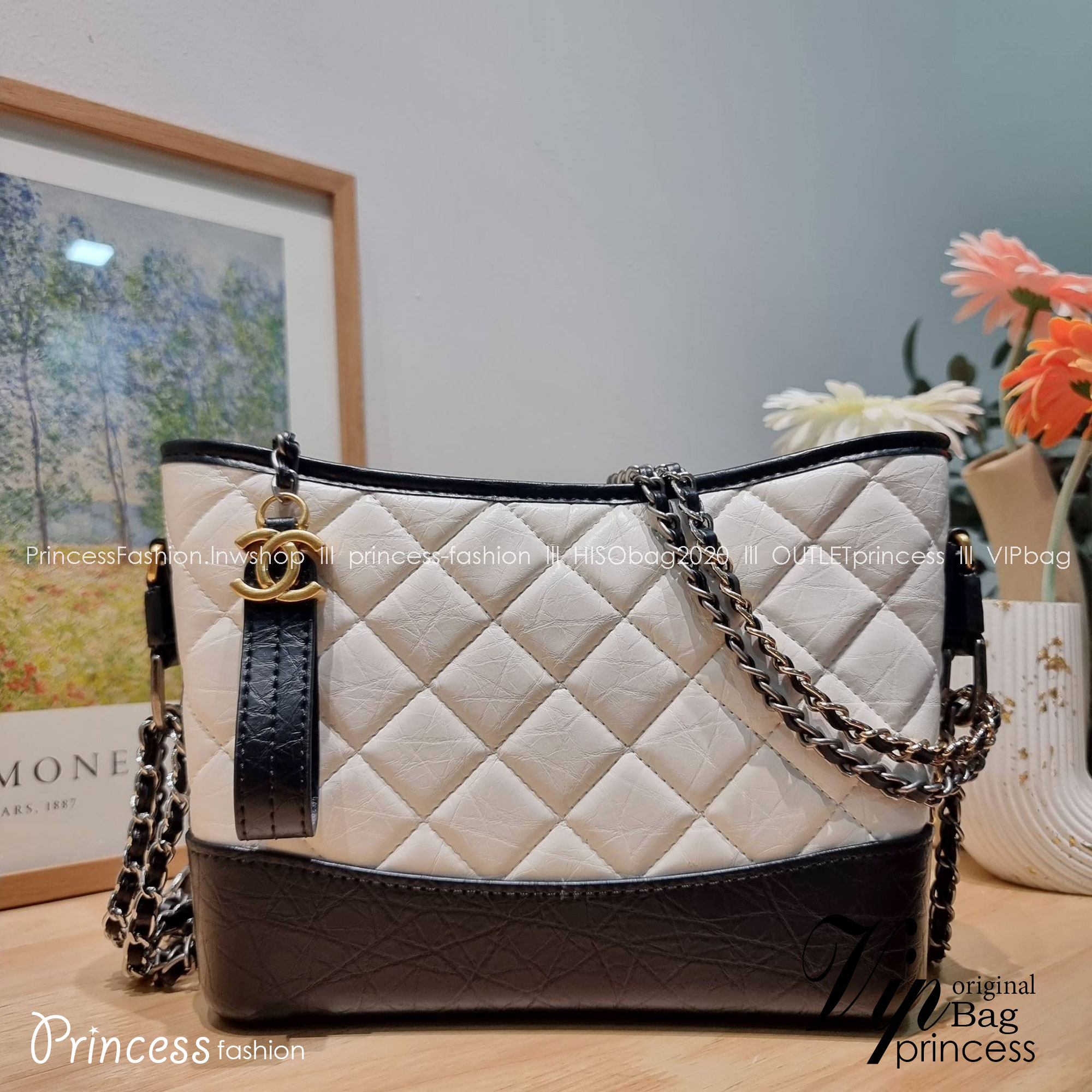 CHANEL Gabrielle Bag Medium สวยคลาสสิค No.1 ต้องยกให้ไอเท็มนี้เท่านั้น กับกระเป๋าสะพายซิกเนเจอร์ ดีไซน์ไม่เหมือนใคร เป็นเอกลักษณ์ ใช้งานได้หลากหลาย สะพายได้ไม่ซ้ำ