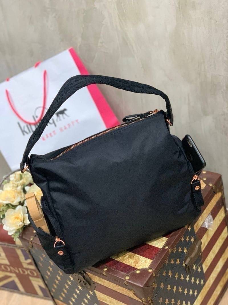 KIPLING ISMAY Medium Tote Bag with Side Pockets คอลเลคชั่นใหม่ล่าสุดจาก Paka Premium กระเป๋าถือหรือคล้องบ่าขนาดกลาง วัสดุ Polyester100% อะไหล่สีRose goldทั้งหมดรวมถึงเจ้าพวงกุญแจmonkeyและพู่หนังrubber เพิ่มความหรูหรา