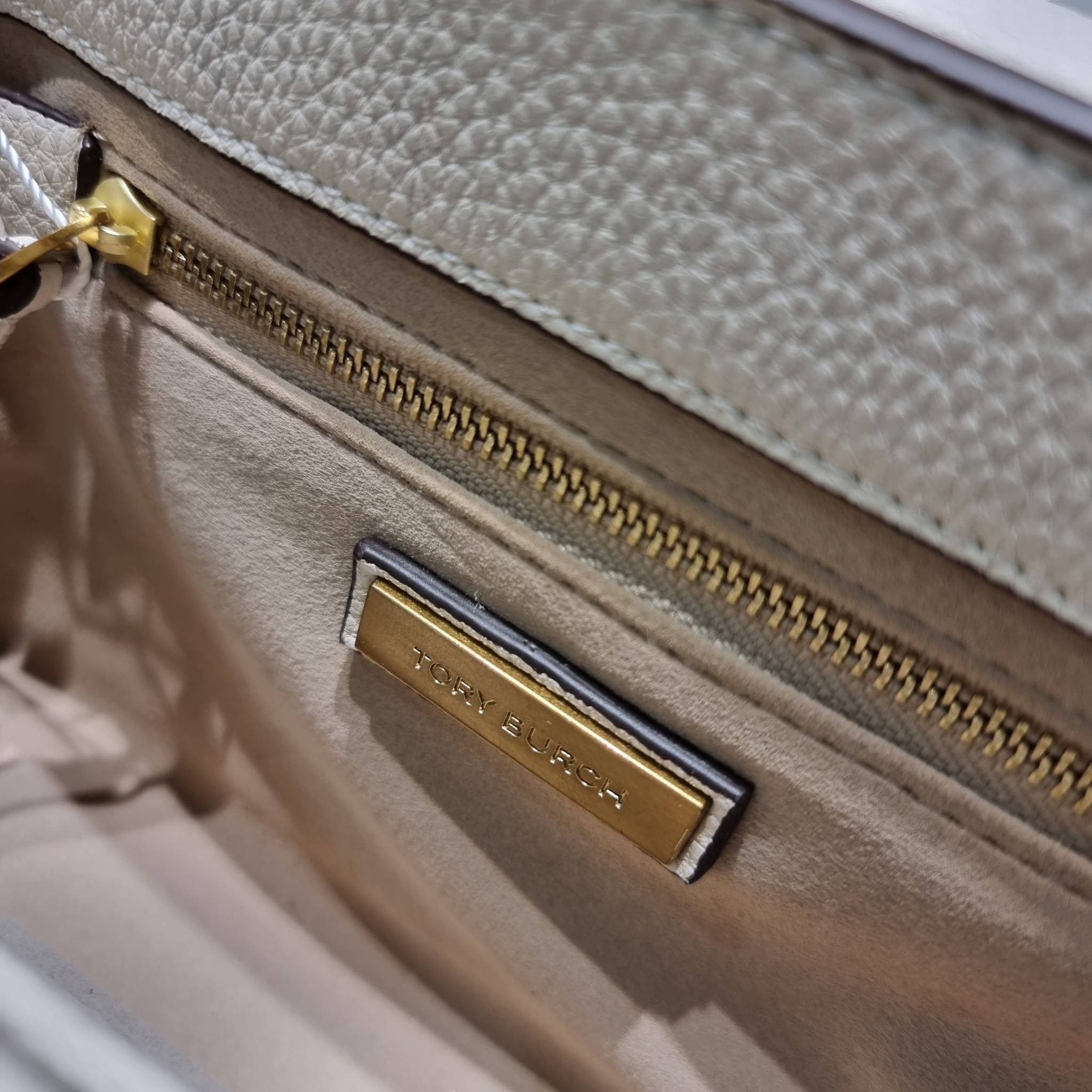 TORY BURCH LIMITED-EDITION SHOULDER BAG รุ่นลิมิเต็ด กับกระเป๋าสะพายไหล่ทรงผู้ดี ที่ผลิตมาในจำนวนจำกัด โดดเด่นด้วยอะไหล่ทองคลาสสิคหรูหรา