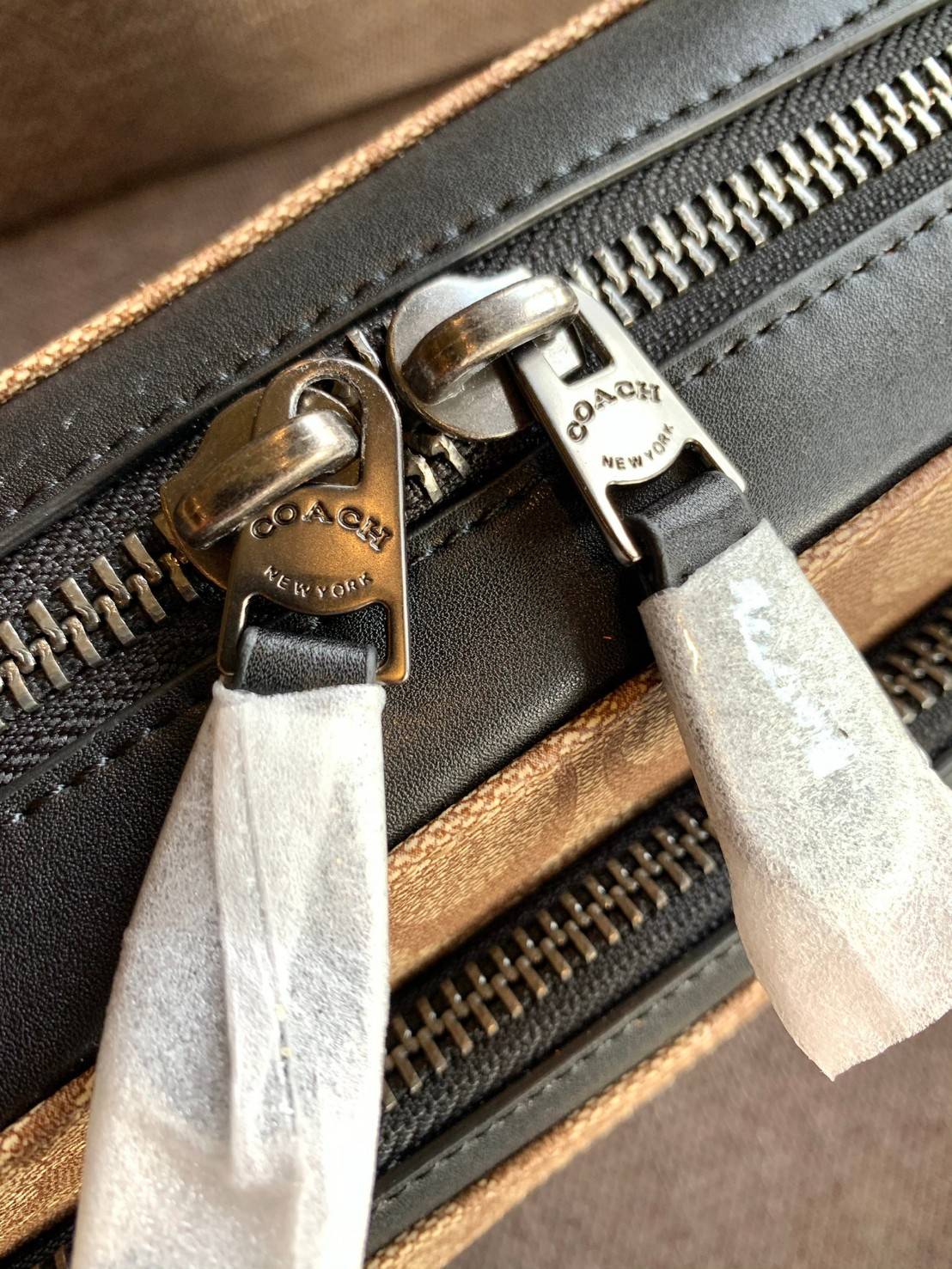 พร้อมสีออกใหม่ ห้ามพลาดค่าา!! COACH WEST CAMERA BAG IN SIGNATURE ((91485)) 🔺กลับมาตามคำเรียกร้องค่าา! กระเป๋าสะพายผู้ชาย((ผู้หญิงก็ใช่สวยทีเดียวค่ะ😘)) หนังแท้ ล่ยหนังCanvasสวยค่ะ มีช่องซิปหน้า//ช่องซิปกลางกว้าง//ช่องหลักแบบซิปคู่ ใส่สัมภาร