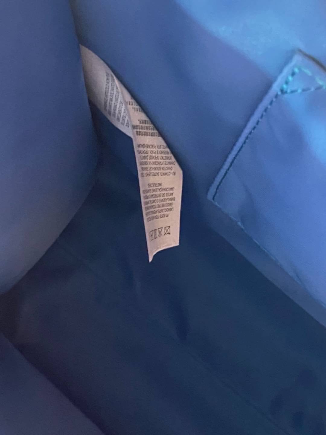 Ori GUCCI Children's tote bag GG kids ที่สุดของความน่ารัก ลิมิเต็ดแบบไม่มีเอาท์ สาวๆสายหวานไม่ควรพลาดด้วยประการทั้งปวงเลยค่าา หนังแท้เกรดดีที่สุด พิมพ์ลายแบรนด์รอบใบเทคเจอร์สวยอยู่ทรง ภายในมีโลโก้กว้างและจุสุดๆใส่สัมภาระได้เยอะ ภาพถ่ายจ