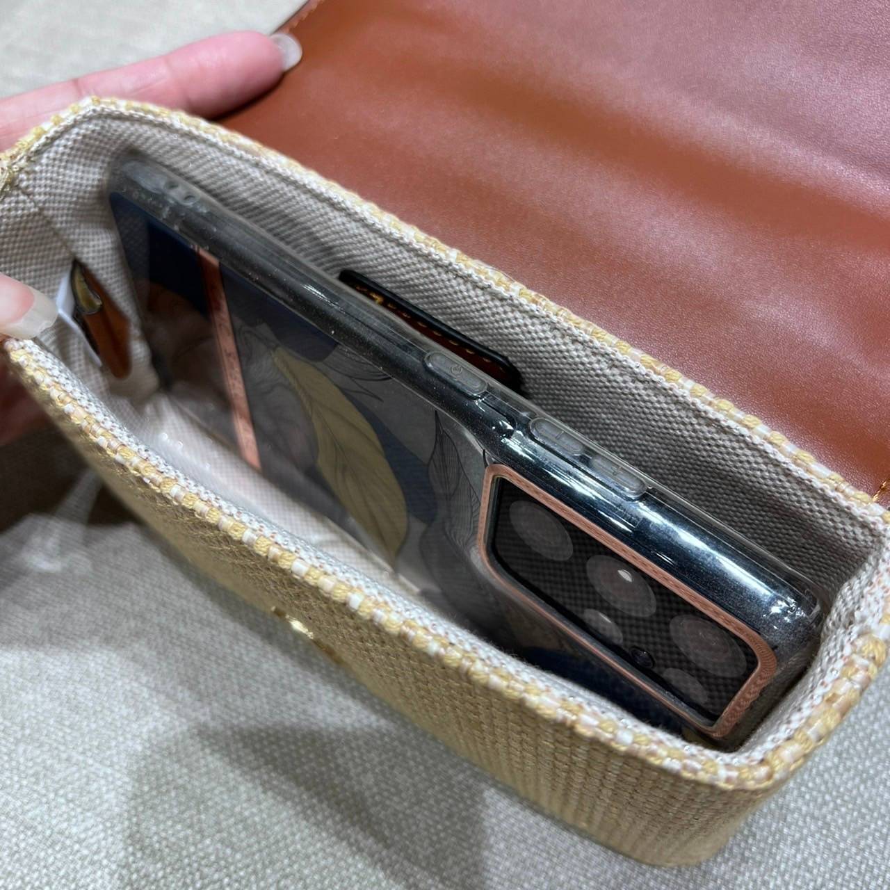 VIP 🥂 PRADA RAFFIA AND LEATHER SHOULDER BAG ลายสานกำลังฮิต! ปังไม่ไหว! ด้วยดีไซน์ล้ำทันสมัย ตกแต่งหนังแท้ผสานกับวัสดุจากธรรมชาติ ออกมาเป็นลายสานที่สวยหรู กับกระเป๋าสะพาย ไซส์กำลังน่ารัก ใส่โทรศัพท์ได้ พกพาง่าย เปิด-ปิดด้วยกระดุมแม่เหล็ก ภายในเป็นช