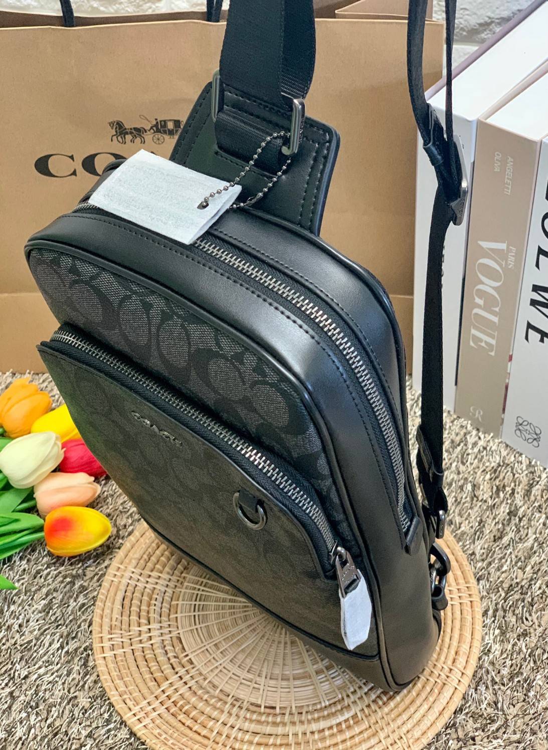 ใหม่ล่าสุด คุณผู้ชายห้ามพลาดเลยค่าา COACH GRAHAM PACK IN SIGNATURE ((89937)) พร้อมส่งที่ไทยค่ะ! กระเป๋าคาดอก สามารถคาดด้านหน้าหรือด้านหลังได้ตามแต่สะดวกค่ะ หนังแท้นิ่ม ทรงสวยมากๆค่ะสำหรับรุ่นนี้! มีช่องซิปตอนหน้าหนึ่งช่อง;ช่องหลักเปิดปิดแบบซิปคู่ ภายในโล่