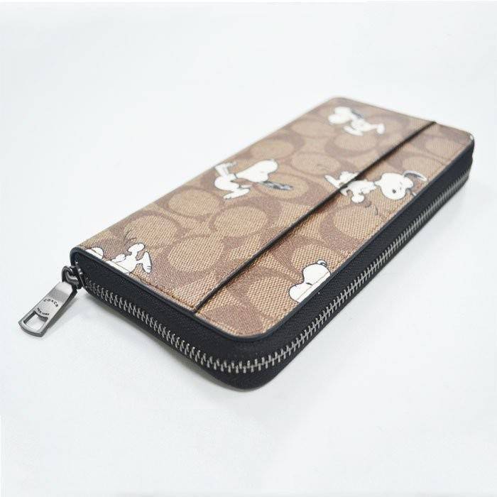 COACH C4327 COACH x PEANUT ACCORDION ZIP WALLET IN SIGNATURE CANVAS WITH SNOOPY PRINT คอลเลคชั่นใหม่ กระเป๋าสตางค์ใบยาว ลายสนูปพี น่ารักน่าใช้ สีคลาสสิค ใช้ได้ตลอดกาลไม่มีตกเทรนด์ วัสดุหนังแคนวาสเคลือบลาย ภายในใส่บัตรได้เยอะ มีช่องซิปแยก ใส่โทรศัพท์ได้ พก