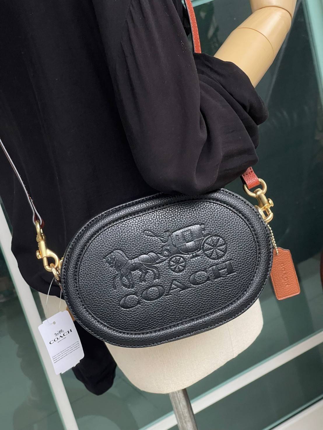 COACH CAMERA BAG IN COLORBLOCK WITH HORSE AND CARRIAGE (COACH C4164) กระเป๋าที่ดีไซน์ออกมาในทรงสะพายไหล่และทรง Camera คาดว่าเป็นรุ่นที่สาว ๆ เห็นแล้วจะต้องสะดุดตาเป็นพิเศษกับดีไซน์อันโดดเด่นที่ดูมีสไตล์ ไม่ว่าจะเป็นในวันสบาย ๆ หรือวันพิเศษก็สามารถนำไปมิกซ