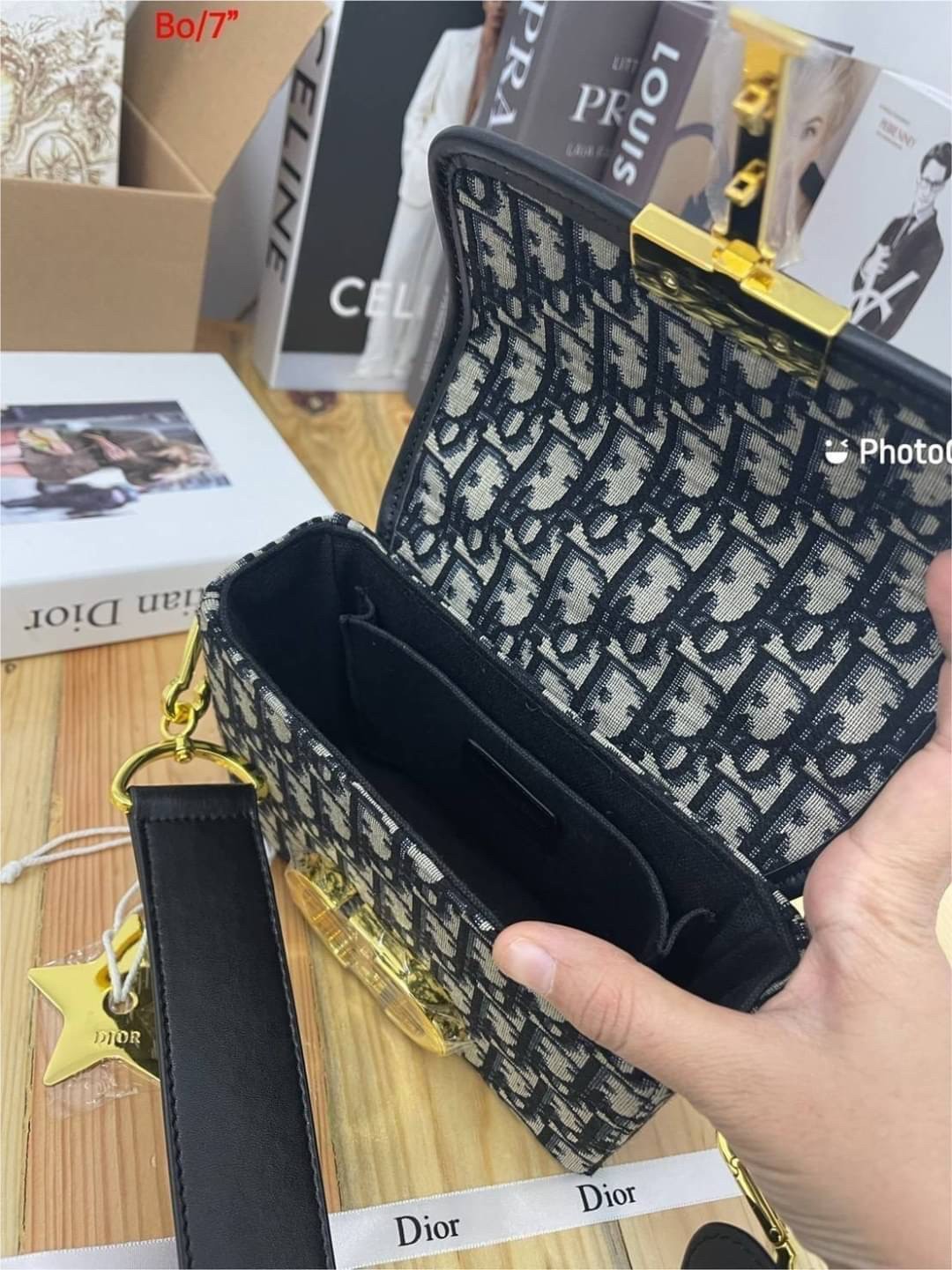 Dior 30 Montaigne Box Bag 7" / DIOR MINI BAG กระเป๋าสะพายดิออร์ เอกลักษณ์ของความหรู ไซส์มินิทรงสี่เหลี่ยมสวยหรูอยู่ทรงเปิดปิดด้วยฝาปิดโลโก้แบรนด์อะไหล่ทอง ภายในโล่งมีโลโก้สามารถใส่มือถือของใช้จุกจิกได้