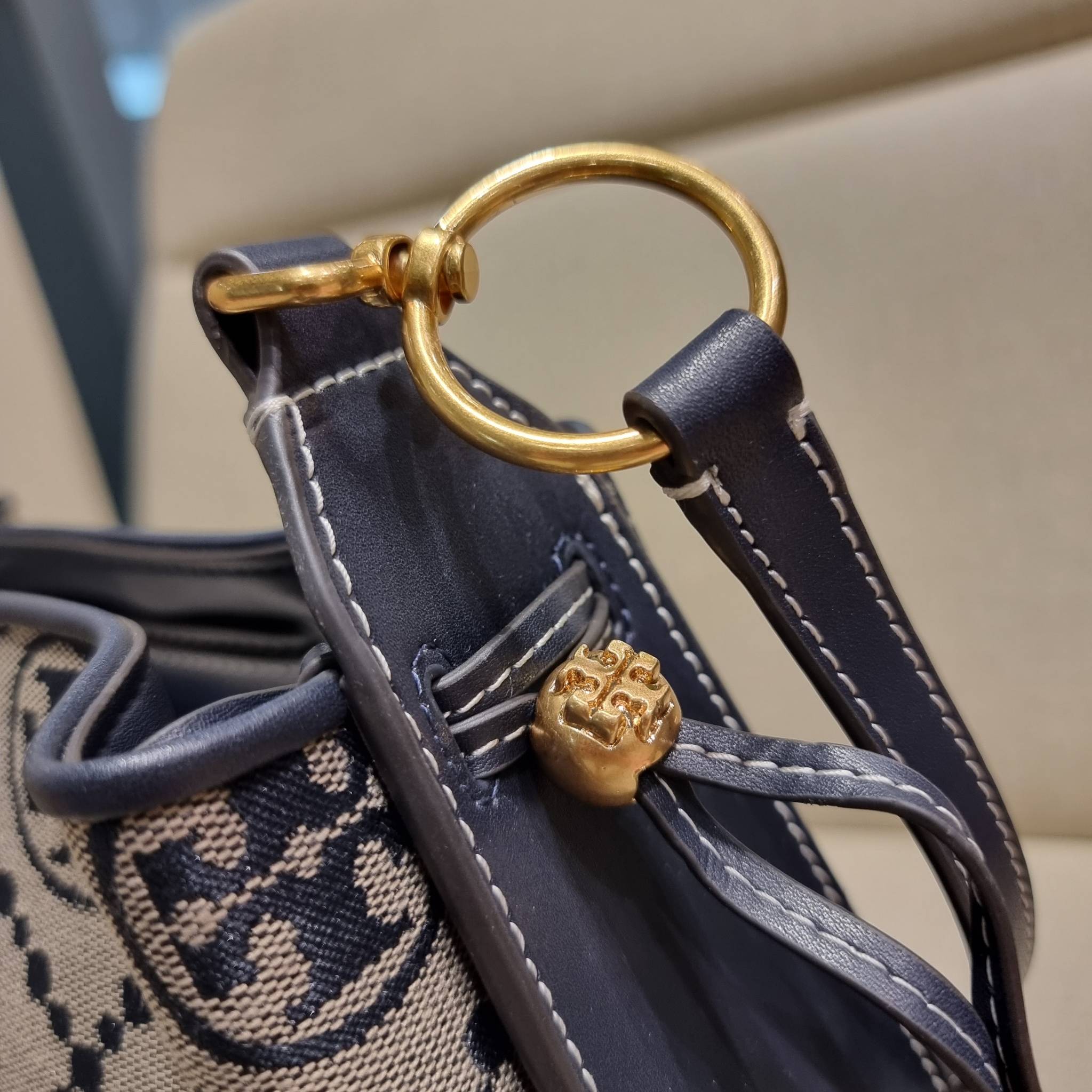 TORY BURCH T MONOGRAM JACQUARD BELL BAG คอลเลคชั่นใหม่ กับกระเป๋าลายโมโนแกรมยอดฮิต ที่มาในรูปทรงดีไซน์สวยเก๋ ชิคๆคูลๆ รับรองว่าไม่มีเกร่อ ตัวกระเป๋าทรงเหลี่ยม รูปเก็บทรงได้ในส่วนของปากกระเป๋า หรือไม่รูด ก็ได้ความสวยไปอีกแบบ วัสดุผ้า jacquard ตัดสลับหนังแท