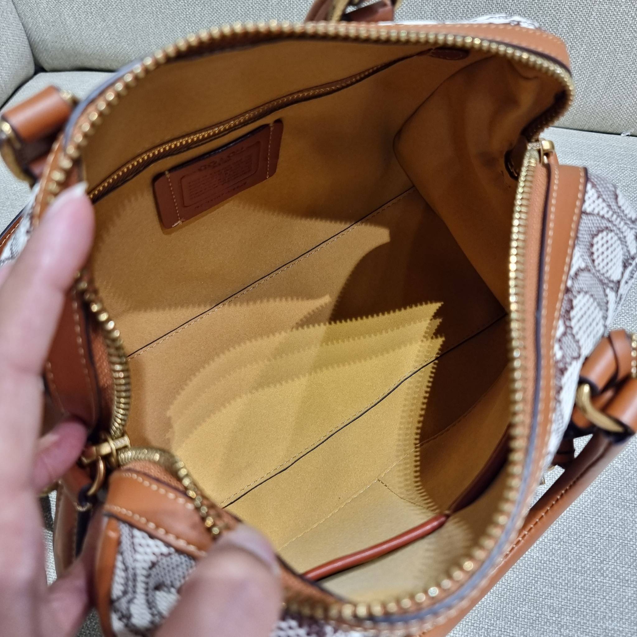 COACH C8529 RUBY SATCHEL 25 IN SIGNATURE TEXTILE JACQUARD ใหม่ก่อนใคร ไม่ต้องรอพรี! กับกระเป๋าทรงหมอนดีไซน์ใหม่ ใบใหญ่ แต่น้ำหนักเบา ด้วยวัสดุผ้า jacquard ถักทอลายซีเอกลักษณ์ ตัดสลับหนังแท้ เพิ่มดีเทลความหรู มาพร้อมหูจับในตัว และสายสะพายครอสสีเข้ากับตัวกร