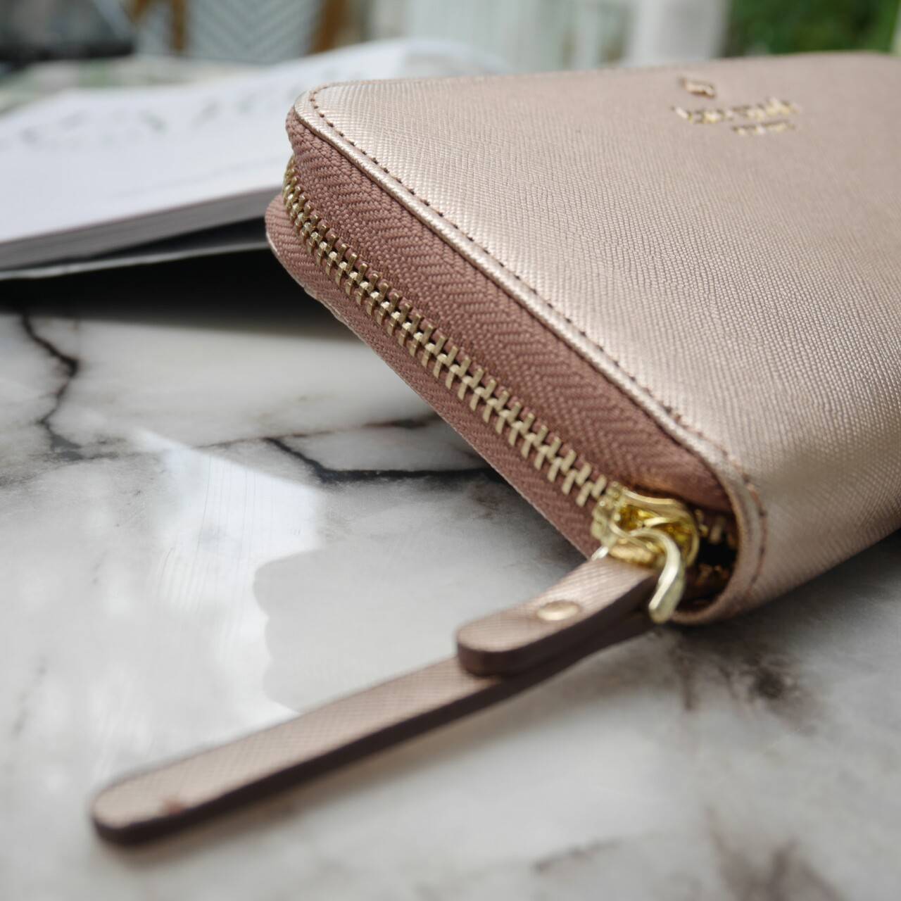 Best Seller **ถือแล้วหรูมาก 🎻 กระเป๋าสตางค์ใบยาวซิปรอปยี่ห้อ KATE SPADE กระเป๋าเงินหนังลาย saffiano อะไหล่สีทอง น้ำหนักเบา ด้านในมีช่องซิปใส่เหรียญ ใส่บัตร ใส่ธนบัตรได้จำนวนมาก ใบนี้สวยรับทรัพย์จริงๆ นานๆมาทีนะคะสีนี้ รีบคว้าด่วนเลยคะ