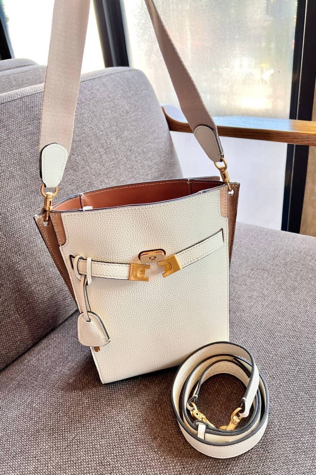 Large TORY BURCH LEE RADZIWILL PEBBIED BAG ((139014)) เป็นรุ่นที่สวย หรู น่าใช้มากๆค่ะ! ลุคหรูดูดีมากๆ กับกระเป๋าสะพายข้างจากTB ใบใหญ่
