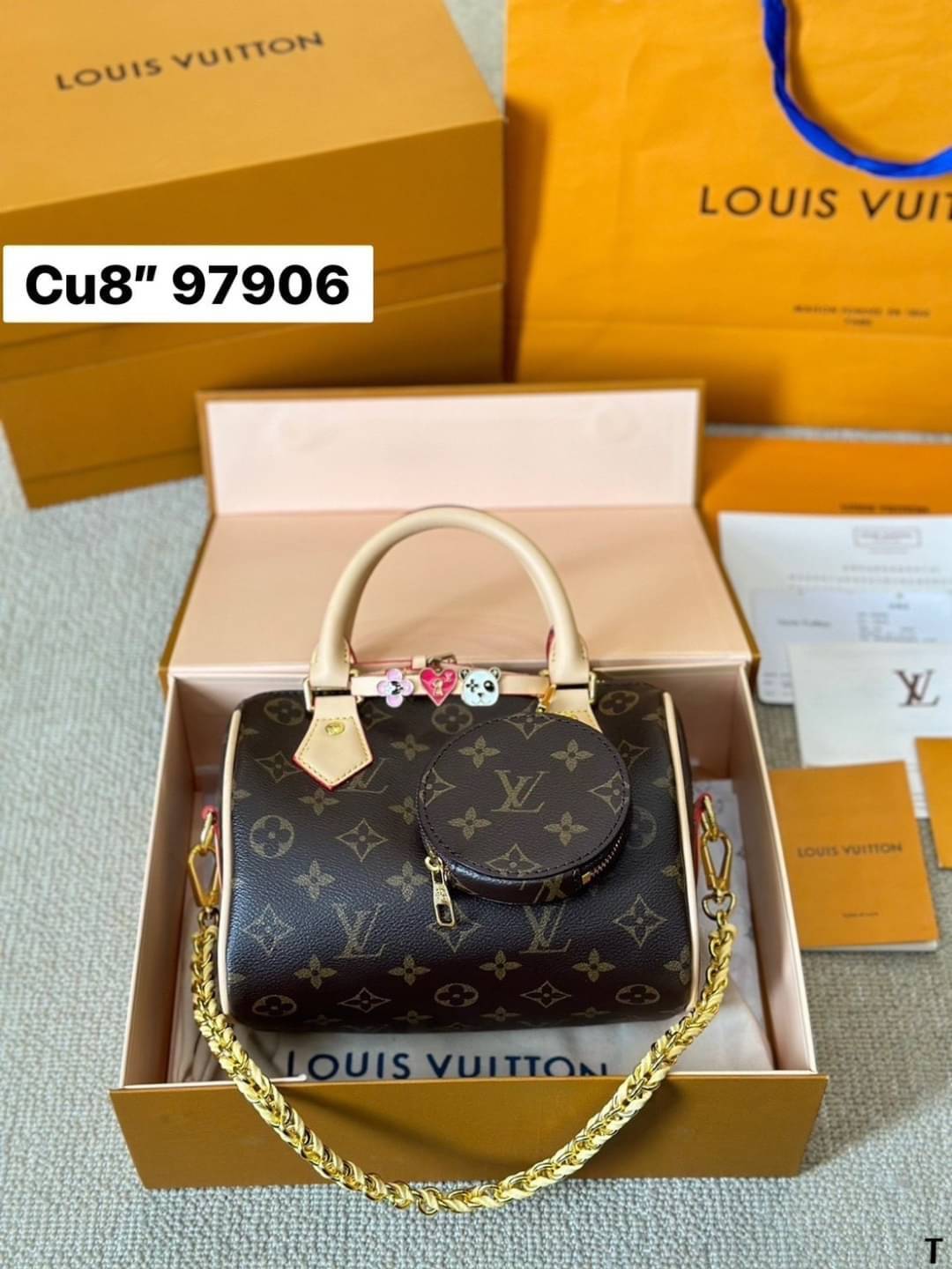 LV Speedy Bandoulière 20 Monogram Canvas กระเป๋าสะพายทรงหมอนไซส์เล็กน่ารัก Rare item รุ่นใหม่พร้อมกลัดรูปหัวใจ,ดอกไม้,แพนด้าสุดน่ารัก