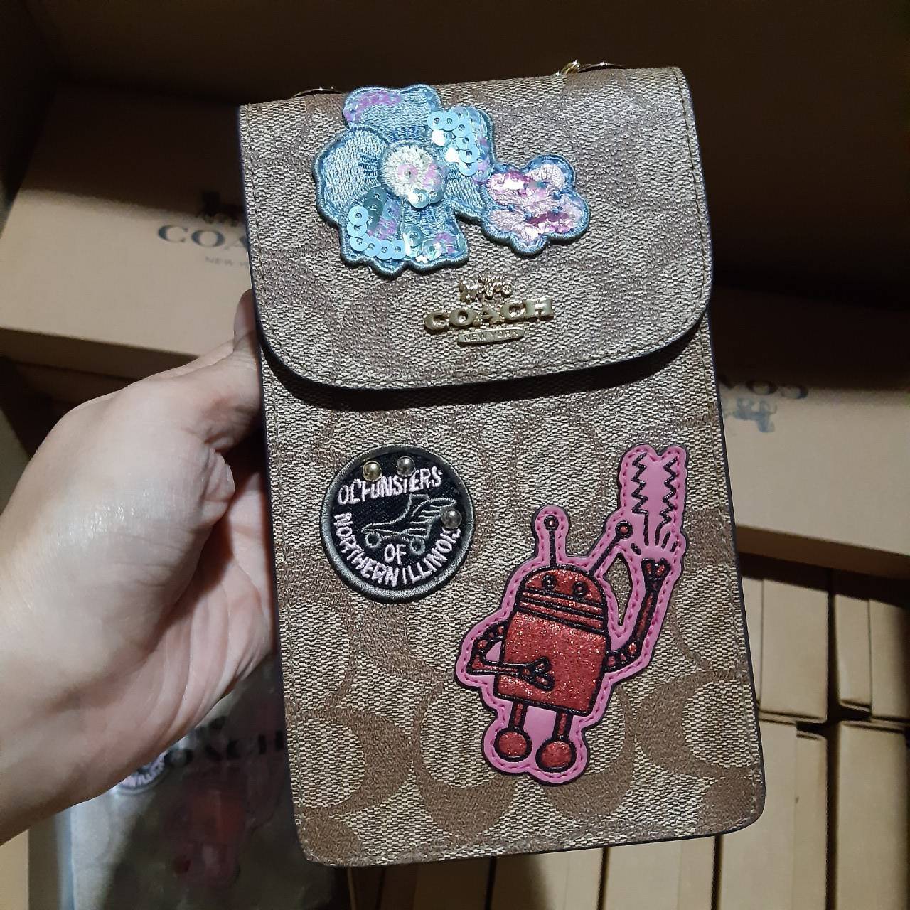 COACH PHONE CASE CROSSBODY BAG ((73486//76988//76357//39955//91046)) COACH NORTH/SOUTH CROSSBODY IN SIGNATURE CANVAS กระเป๋าใส่โทรศัพท์รุ่นนี้ มีความโดดเด่นทั้งดีไซน์และคุณสมบัติในการใช้งาน ด้วยลวดลายที่มีซิกเนเจอร์เป็นเอกลักษณ์แล้ว ด้านหลังยังมีช่องใส่กา