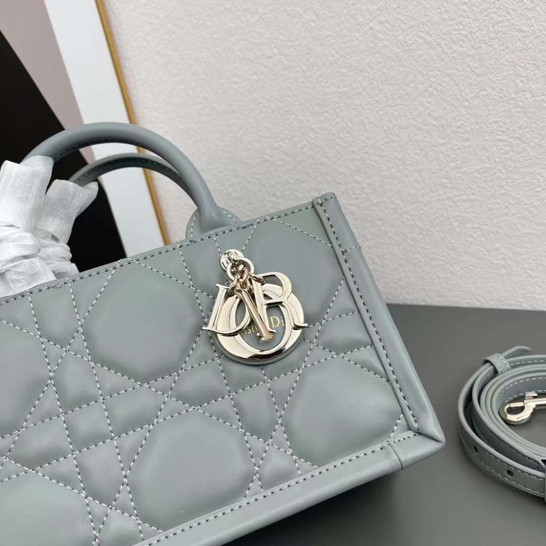 Dior mini book tote macro cannage bag กระเป๋าทรงโท้ทสุดฮิต ไซส์มินิ ดีไซน์ใหม่ หนังสวย พกพาไปไหนก็ได้ คล่องตัวและแมตช์ง่ายสุดๆ เกรดท็อปไฮเอน 1:1 ใช้งานต่างประเทศได้
