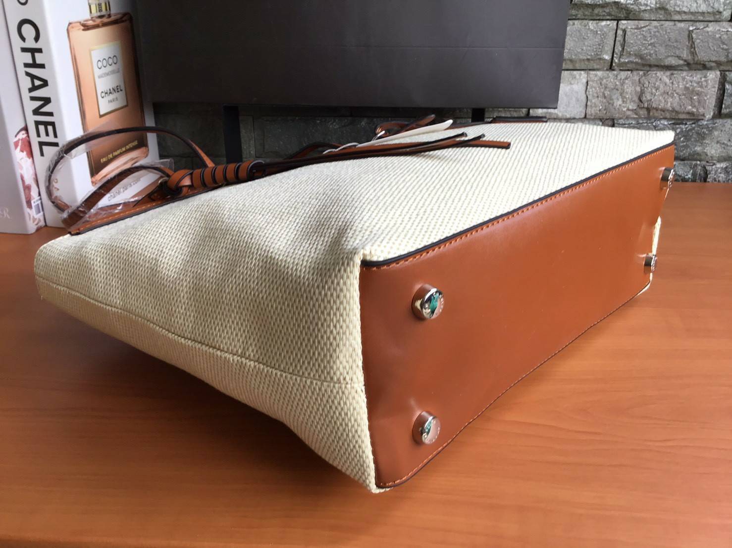 Charles & Keith Black Textured Tote Bag ฮอตฮิตตลอดกาลสำหรับรุ่นนี้ รุ่นยอดนิยม!! มากี่รอบกี่รอบก็ขายดี ใครไม่มีรุ่นนี้ติดตู้ไว้ถือว่าเชยมาก(!!) กระเป๋าสะพายทรง Shopping bag ใบใหญ่จุของได้ใจ น้ำหนักเบา โดดเด่นด้วย Textured วัสดุสานรอบใบ ตัดขอบหนัง สวยอยู่ท