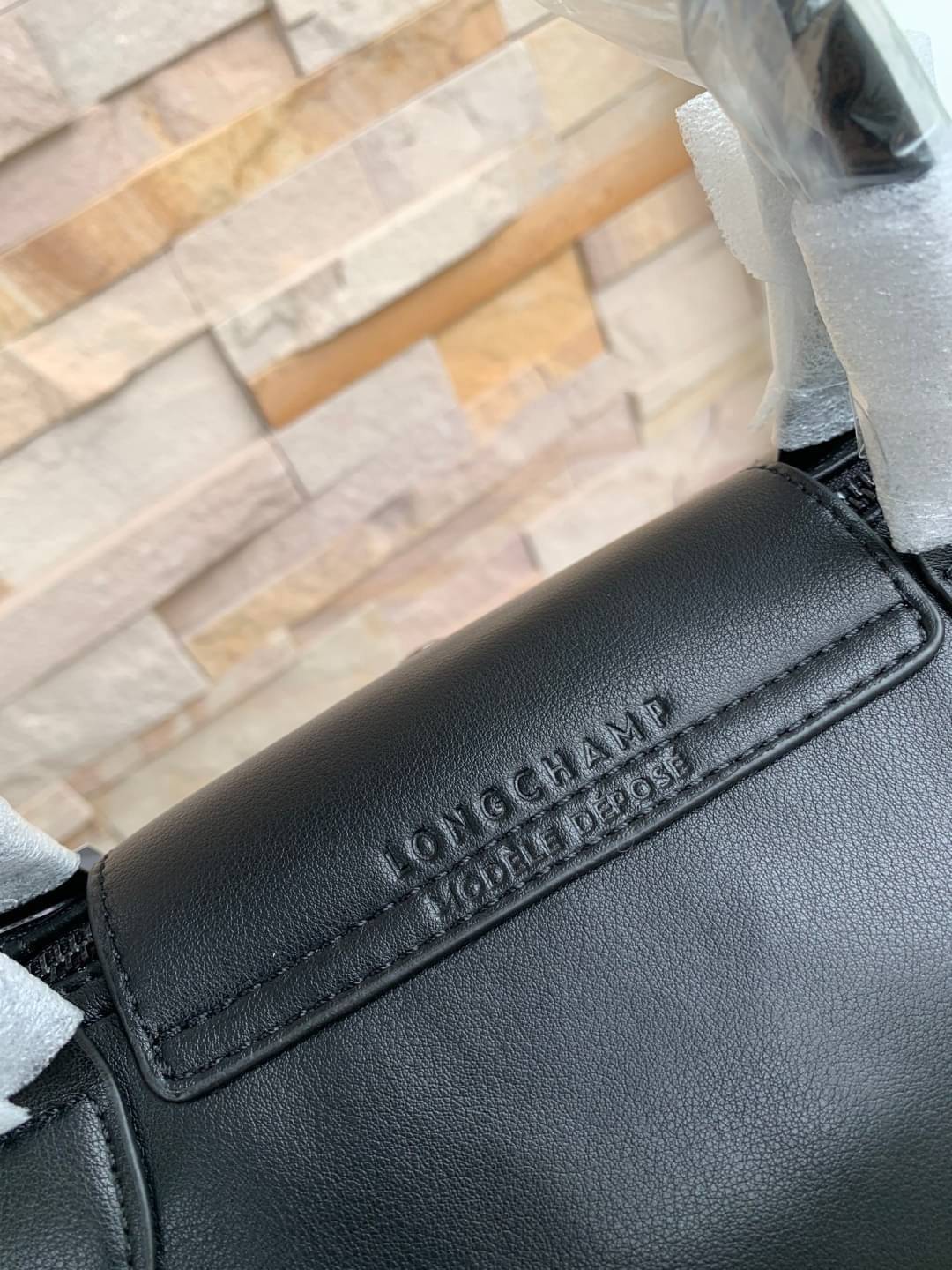 Longchamp LE PLIAGE CUIR TOP HANDLE BAG S เรียกว่าเป็นกระเป๋าอีกหนึ่งรุ่นที่ไม่ว่ายังไงก็ฮอตฮิตและติดเทรนด์ตลอดไม่เคยเปลี่ยนกับ ทรง Le Pliage Cuir หนึ่งในตระกูลกระเป๋าสุดไอคอนิกจากแบรนด์ เมื่อรุ่น Le Pliage Cuir ในรูปแบบของหนังแกะ Metis ได้ถือกำเนิดขึ้นใน