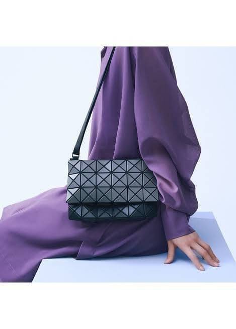 Baobao Issey Miyake Prism Kangaroo crossbody bag กระเป๋าสะพาย Crossbody รูปทรงสี่เหลี่ยมผืนผ้า ไซส์กำลังพอดี เห็นแบบนี้บอกเลยว่าใส่ของสำคัญได้แบบครบถ้วน ไม่ว่าจะเป็นโทรศัพท์ กระเป๋าตังค์ หรือพาวเวอร์แบงค์ จัดเป็นอีกหนึ่งรุ่นที่น่ารัก สายสะพายปรับได้ตามควา