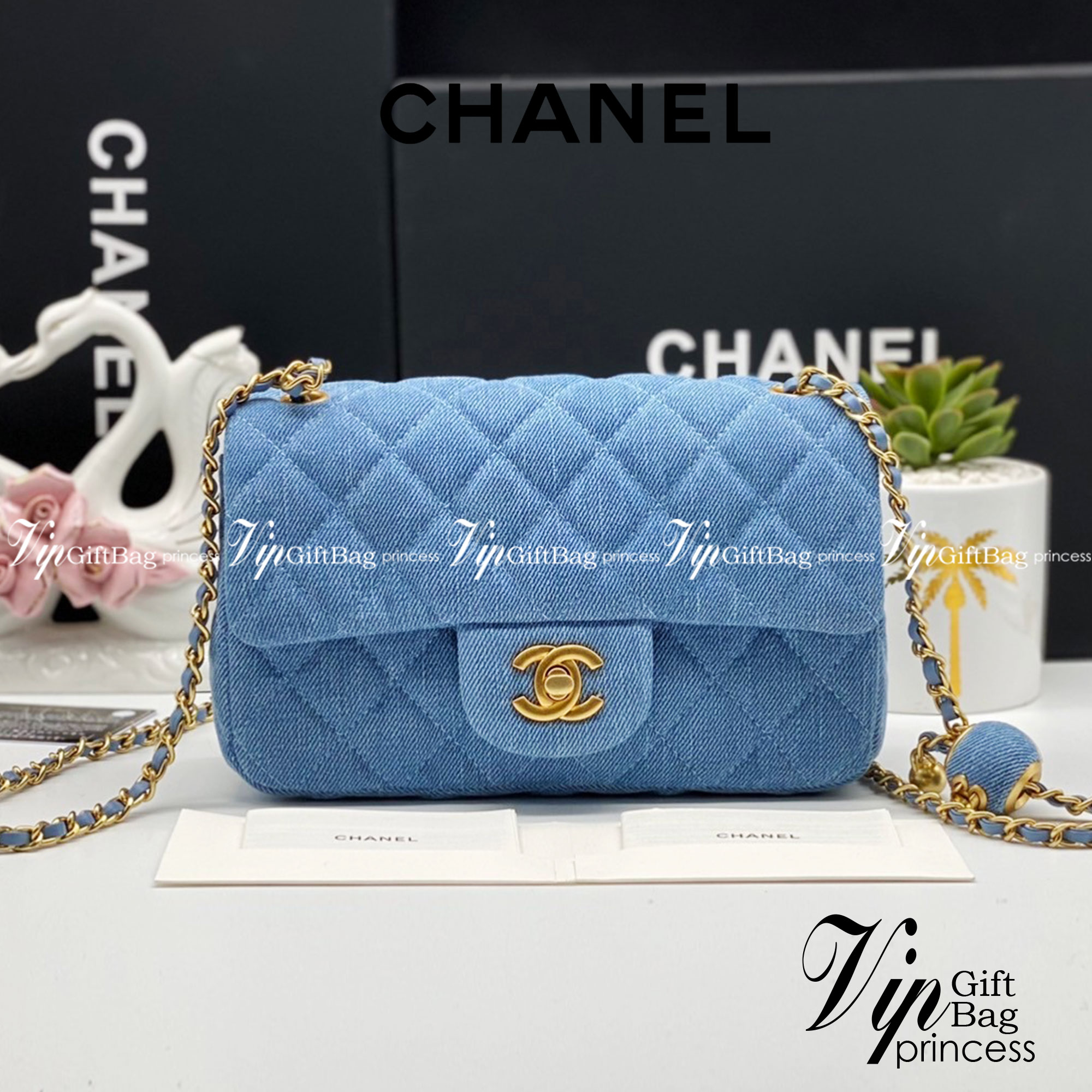 CHANEL Flap Bag Denim Pearl Gold Hardware 20cm พร้อมส่งที่ไทย วัสดุผ้าเดนิมสีน้ำเงินแท้ พร้อมฮาร์ดแวร์โทนสีทองโบราณ และมีฝาปิดด้านหน้าปิดแบบเทิร์นล็อค CC ซิกเนเจอร์ของแบรนด์ ภาพสินค้าถ่ายจากงานขายจริง ใช้งานต่างประเทศได้