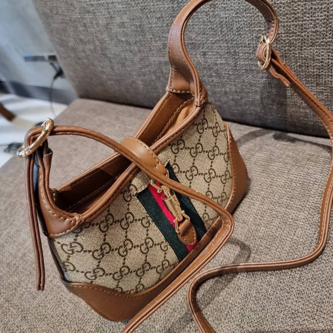 GUCCI Jackie 1961 Mini Hobo Bag GC MULTI BAG น้องคนสวย ใบเล็กแต่สุดว้าว กระเป๋าถือ/สะพายข้างวีไอพี พรีเมี้ยมกิ๊ฟที่จะทำให้หลงรักกันไปแบบสุดๆ น้องน่ารักมีดีเทลแฝงความหรูในตัว วัสดุหนังแคนวาสทนทาน อยู่ทรง ปากกระเป๋ามีตัวล็อค ภายในเป็นช่องโล่ง มีช่องใส่บัตรภ
