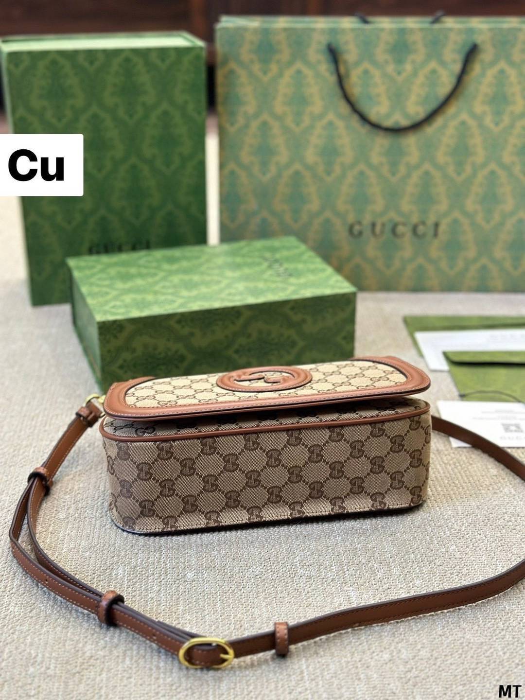 GUCCI Blondie small top handle bag กระเป๋าสะพายรุ่นใหม่สุดไอคอนนิก หนังแคนวาสสวยมากแถมยังมีกลิ่นหอมอ่อนๆ มาพร้อมหูจับและสายสะพายยาวปรับระดับได้ เหมาะมากสำหรับให้เป็นของขวัญ หรือจะให้ตัวเองก็ดีงามมากๆ