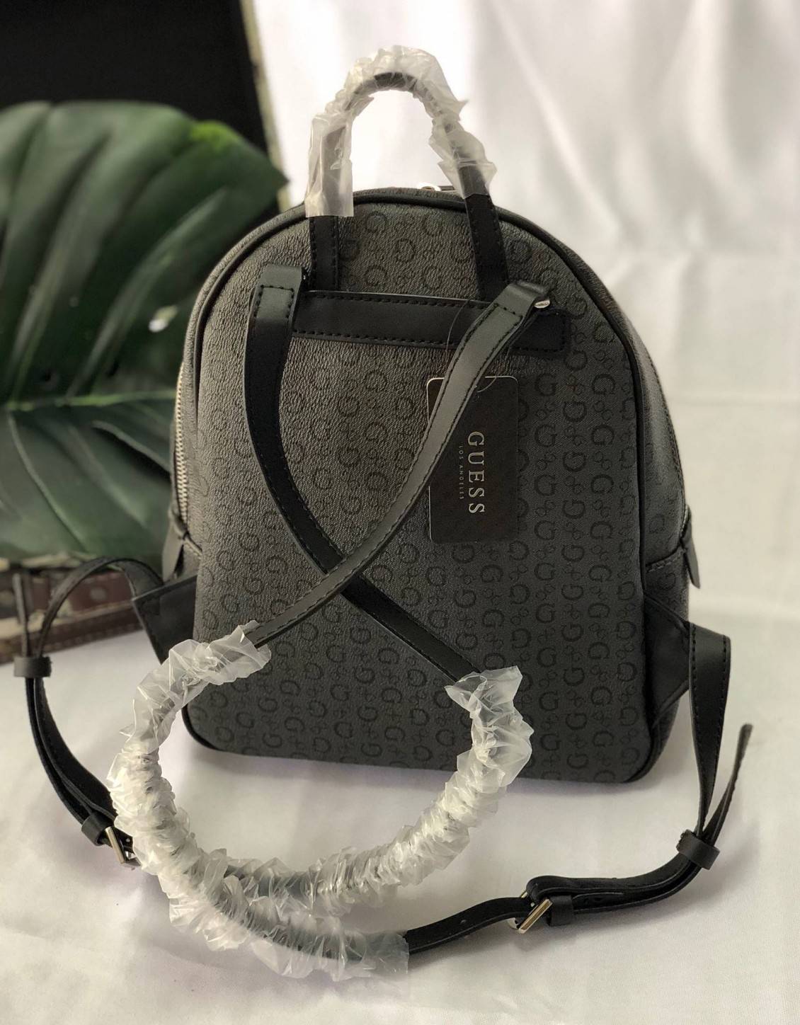 GUESS PANDORE BACKPACK กระเป๋าสะพายหลัง วัสดุหนังนิ่มมือ น้ำหนักเบา ด้านหน้ามีโลโก้แบรนด์ พร้อมช่องซิปหนึ่งช่อง ที่จับซิปมีอะไหล่สัญลักษณ์แบรนด์ ช่องซิปหลักเปิดปิดด้วยซิปคู่ ภายในโล่ง กว้าง ใส่ของได้จุ มีช่องซิปและช่องเล็กใส่ของจุกจิก สายสะพายด้านหลังเลื่