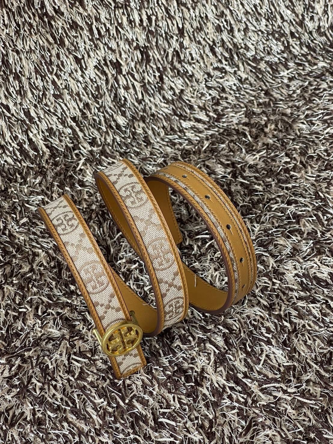 Tory burch t monogram jacquard belt เมื่อพูดถึงแบรนด์ระดับ Hi-end แล้วจะพลาดไม่ได้เลยกับแบรนด์ Tory Burch ที่ครองใจสายแฟชั่นมาโดยตลอด กับหัวเข็มขัดสัญลักษณ์ Double T ที่ได้รับความนิยมสูง มีการดีไซน์หัวเข็มขัดเป็นทองเหลืองเพื่อให้มีความโดดเด่นมากขึ้น ลวดลา