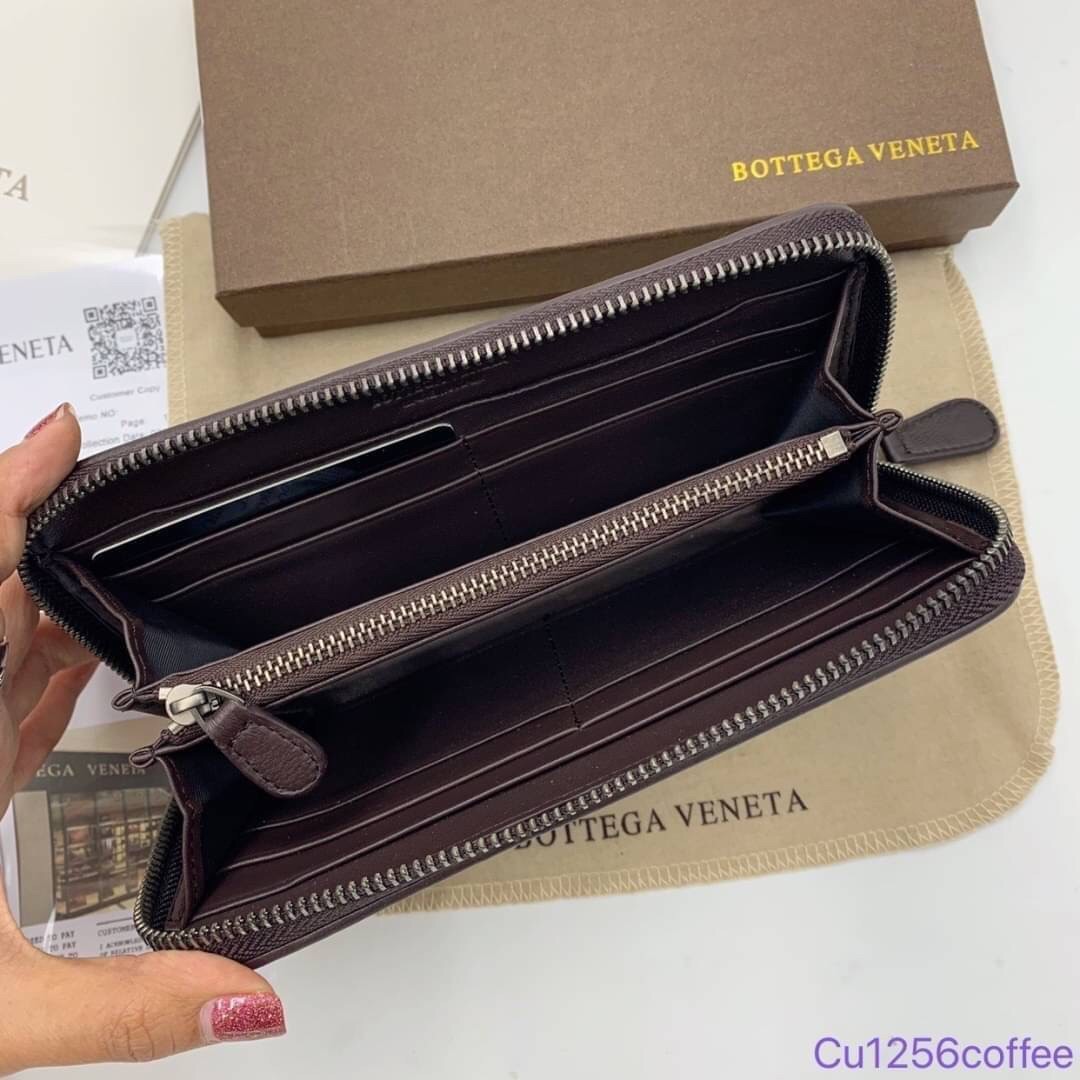 BOTTEGA VENETA ZIP AROUND WALLET / BOTTEGA LONG WALLET กระเป๋าสตางค์ยาวซิปรอบ เอกลักษณ์หนังสานคลาสสิก สร้างสรรค์ให้ไอเท็มนี้ดูหรู ดูแพง ใบจริงสวยมาก ใช้ได้ทั้งชายหญิง มาจำนวนจำกัด รีบตำกันน้า ไม่อยากให้พลาดเลยจ้า