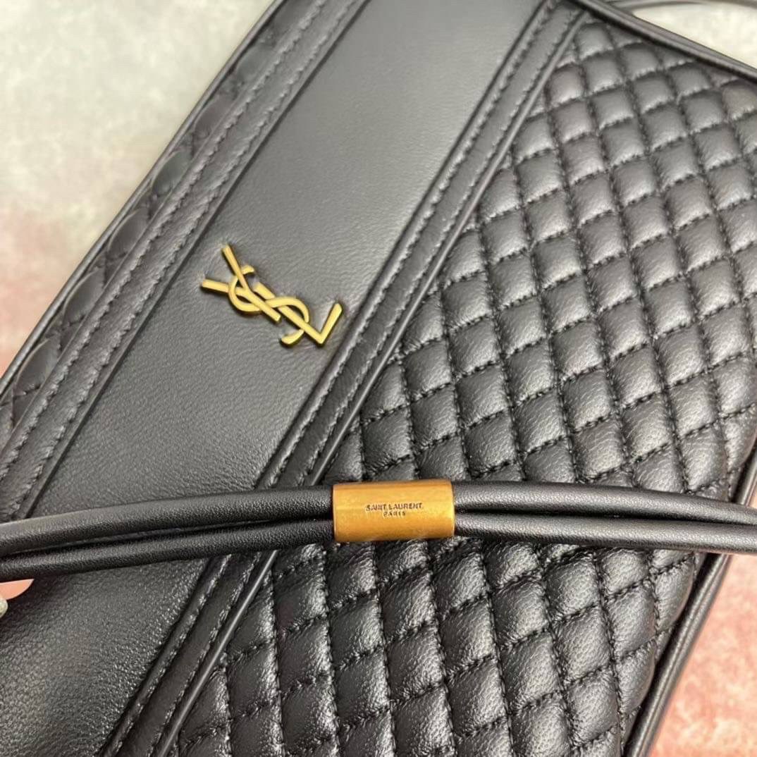YVES SAINT LAURENT BAG กระเป๋าสะพายสไตล์วินเทจทรงเหลี่ยม งานหนังแท้สวย โทนสีดำคาสสิก หนังฟูสวยมากค่ะ ภายในโล่งจะสะพายไหล่ CROSSBODY ก็ดูดี สินค้ามาพร้อมถุงผ้าและกล่องแบรนด์พร้อมส่งที่ไทยราคาสุดคุ้ม สาวก YSL ห้ามพลาด!