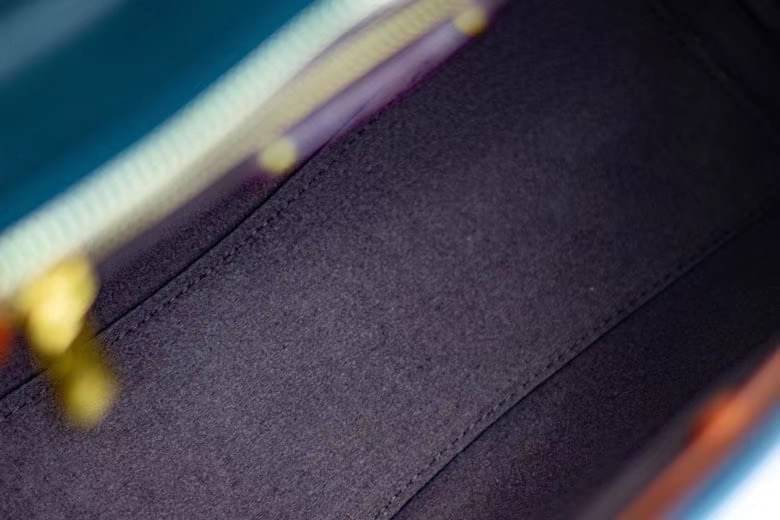 COACH COURIER CARRYALL 23 IN COLORBLOCK SIGNATURE CANVAS พร้อมส่ง 7 แบบ พร้อมส่ง ลุคดูไฮสุดๆค่ะ! กระเป๋าสะพายหนังหรูหราและคลาสสิค หนังแท้ชั้นดีที่สุด น้ำหนักเบา หนังสวยมากก สัมผัสแล้วหลงรักแน่นอนจ้าา😘