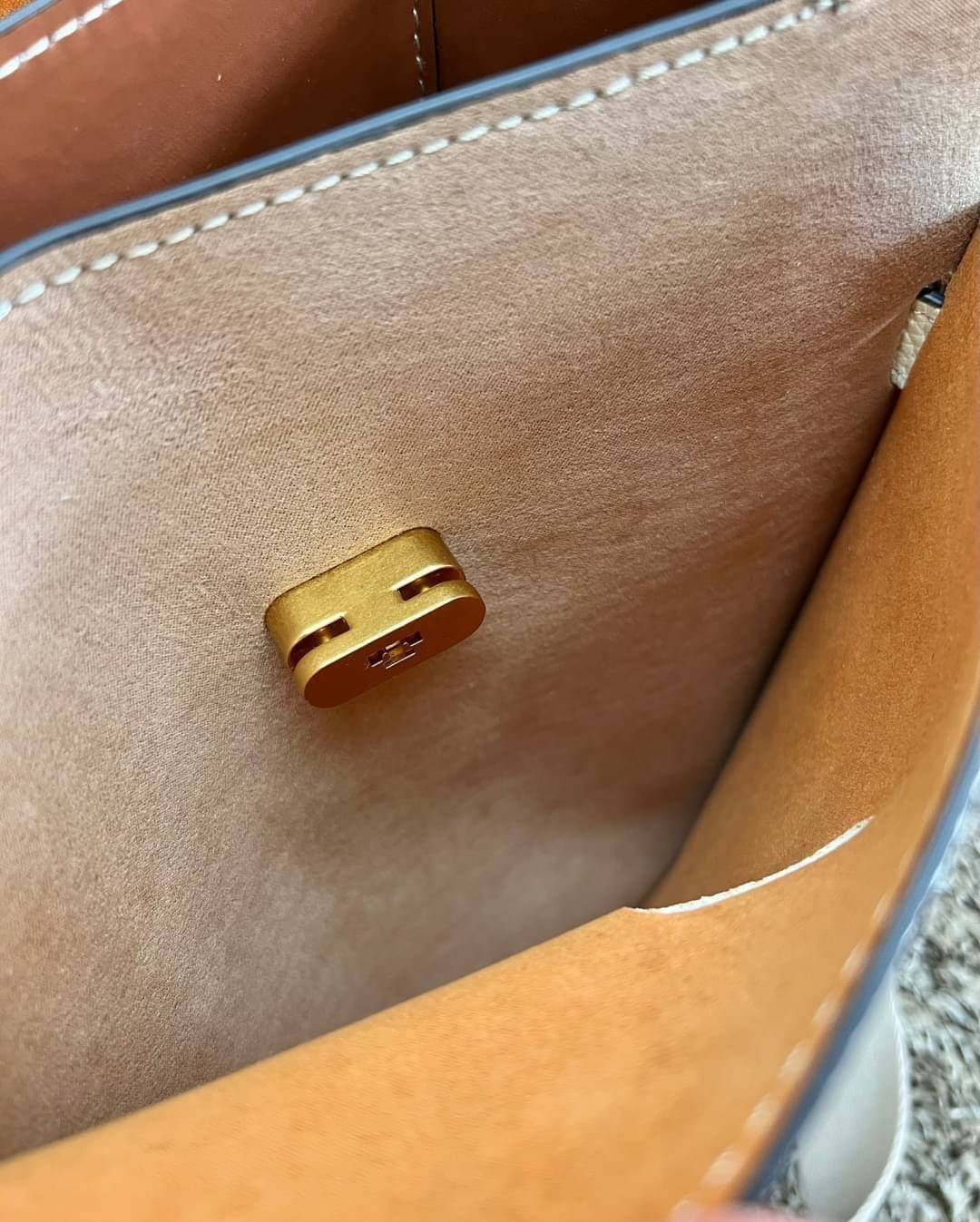 Large TORY BURCH LEE RADZIWILL PEBBIED BAG ((139014)) เป็นรุ่นที่สวย หรู น่าใช้มากๆค่ะ! ลุคหรูดูดีมากๆ กับกระเป๋าสะพายข้างจากTB ใบใหญ่