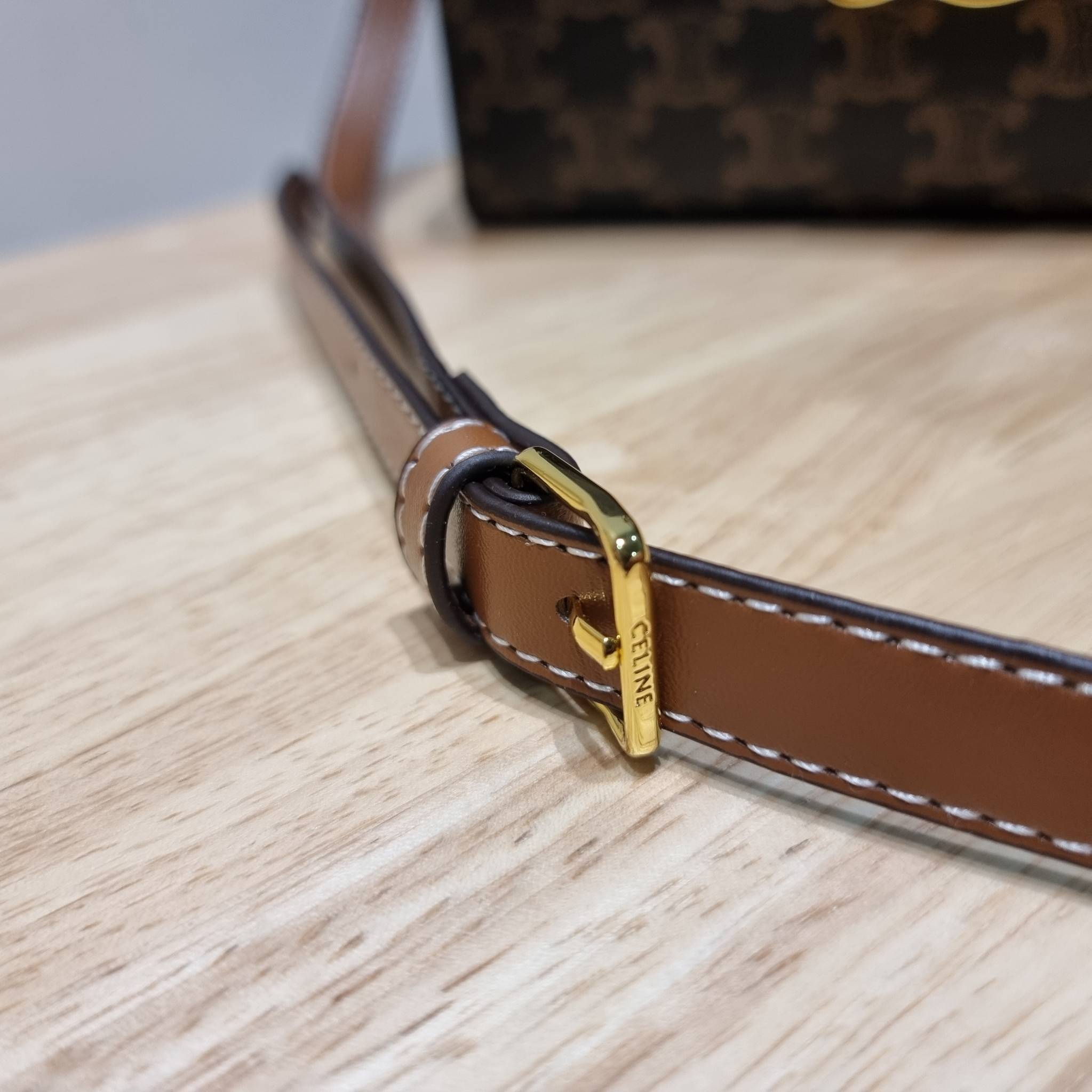 CELINE BOX TRIOMPHE IN TRIOMPHE CANVAS กระเป๋าสะพายสวยอยู่ทรง ดีไซน์เอกลักษณ์ ใช้งานง่ายด้วยอะไหล่กดล็อค วัสดุหนังแคนวาสทนทาน