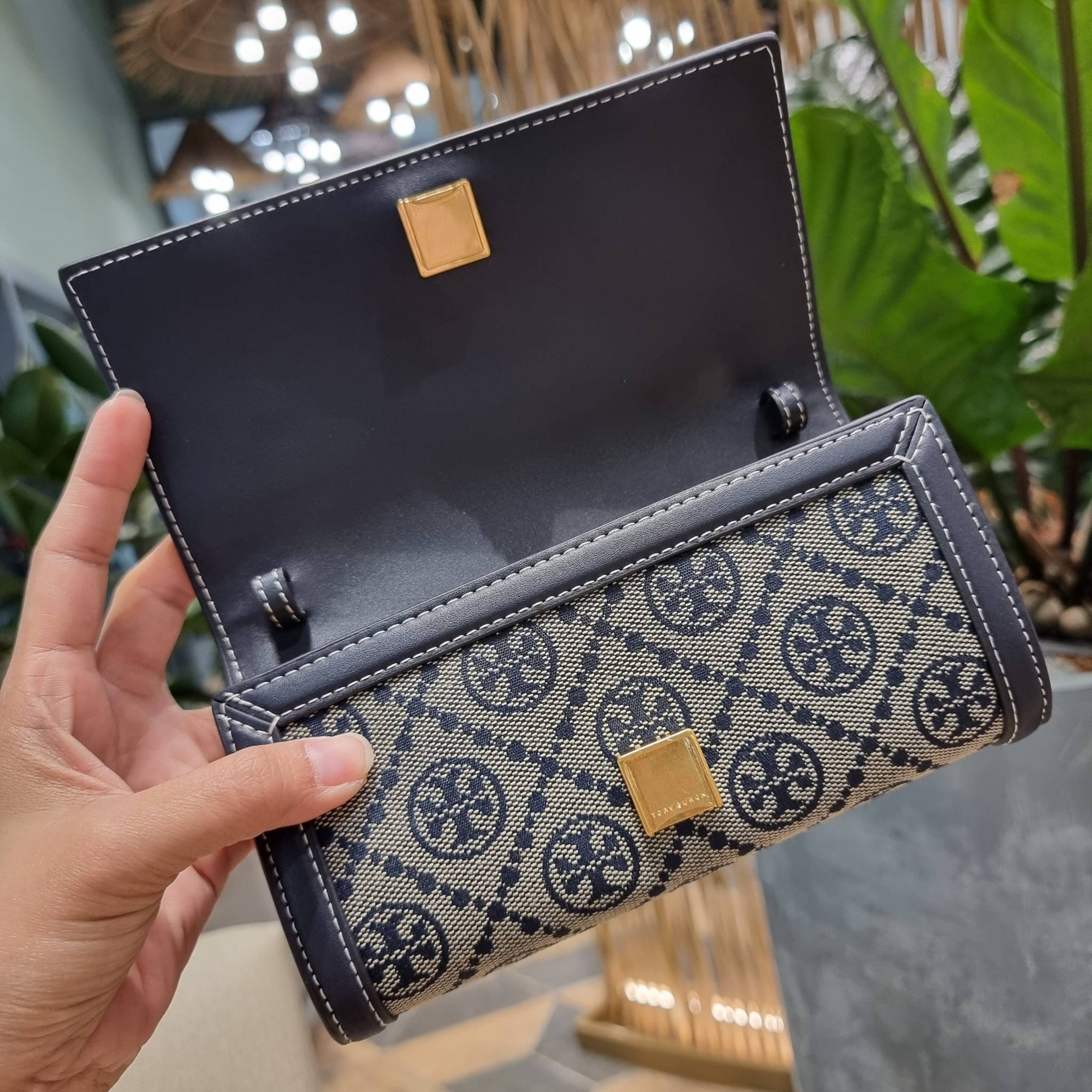 TORY BURCH T MONOGRAM JACQUARD CROSSBODY WALLET best seller ของคอลเลคชั่นนี้ ต้องไม่พลาด กับกระเป๋าสะพายกึ่งกระเป๋าสตางค์ ที่ช่วยให้ชีวิตง่ายขึ้น วัสดุผ้า jacquard ตัดสลับหนังแท้ เปิด-ปิดแบบฝาปิดแม่เหล็ก ภายในใส่ธนบัตรได้ มีช่องใส่บัตร และยังมีช่องซิปอีกด