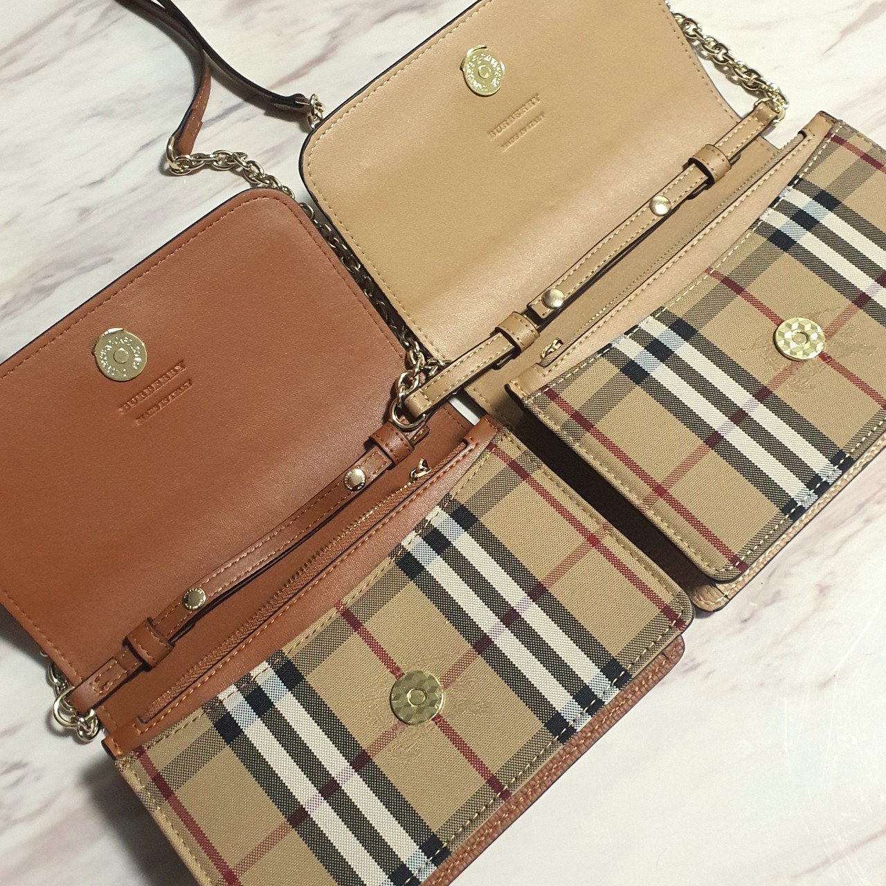 พรีเมี่ยมกิ๊ฟแท้ 100% 】BURBERRY CROSSBODY BAG กระเป๋าสะพายพรีเมี่ยมกิ๊ฟรุ่นใหม่ล่าสุด Limited จาก BURBERRY Perfume DutyFree ตัวกระเป๋าอยู่ทรงสวย วัสดุทำจากหนังสลับผ้าลายแบรนด์
