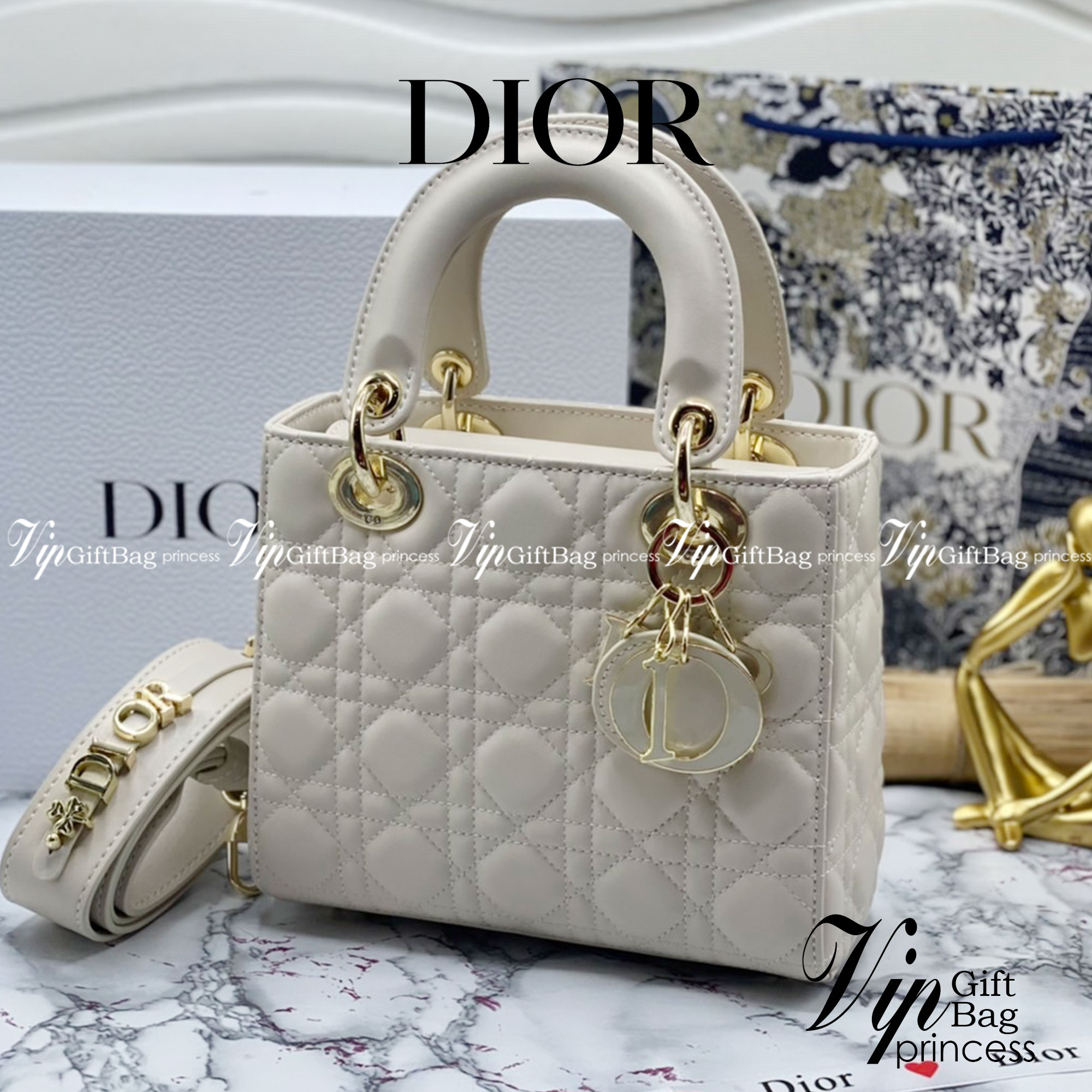 หนังแท้ DIOR LADY BAG 20cm ความสง่างามอีกหนึ่งรุ่นของ Dior รูปทรงสีเหลียม ขนาดกระทัดรัด ตั้งอยู่ทรง ฐานกระเป๋าแข็งแรง มีหมุดรองฐาน ดีไซน์ที่มีเอกลักษณ์เฉพาะตัว ด้านหน้าตกแต่งด้วยตัวอักษร D.I.R ห้อยเป็นพวงกุญแจ จะถือด้วยมือหรือสะพายไหล่ก็ดูดีมากๆ ค่ะ