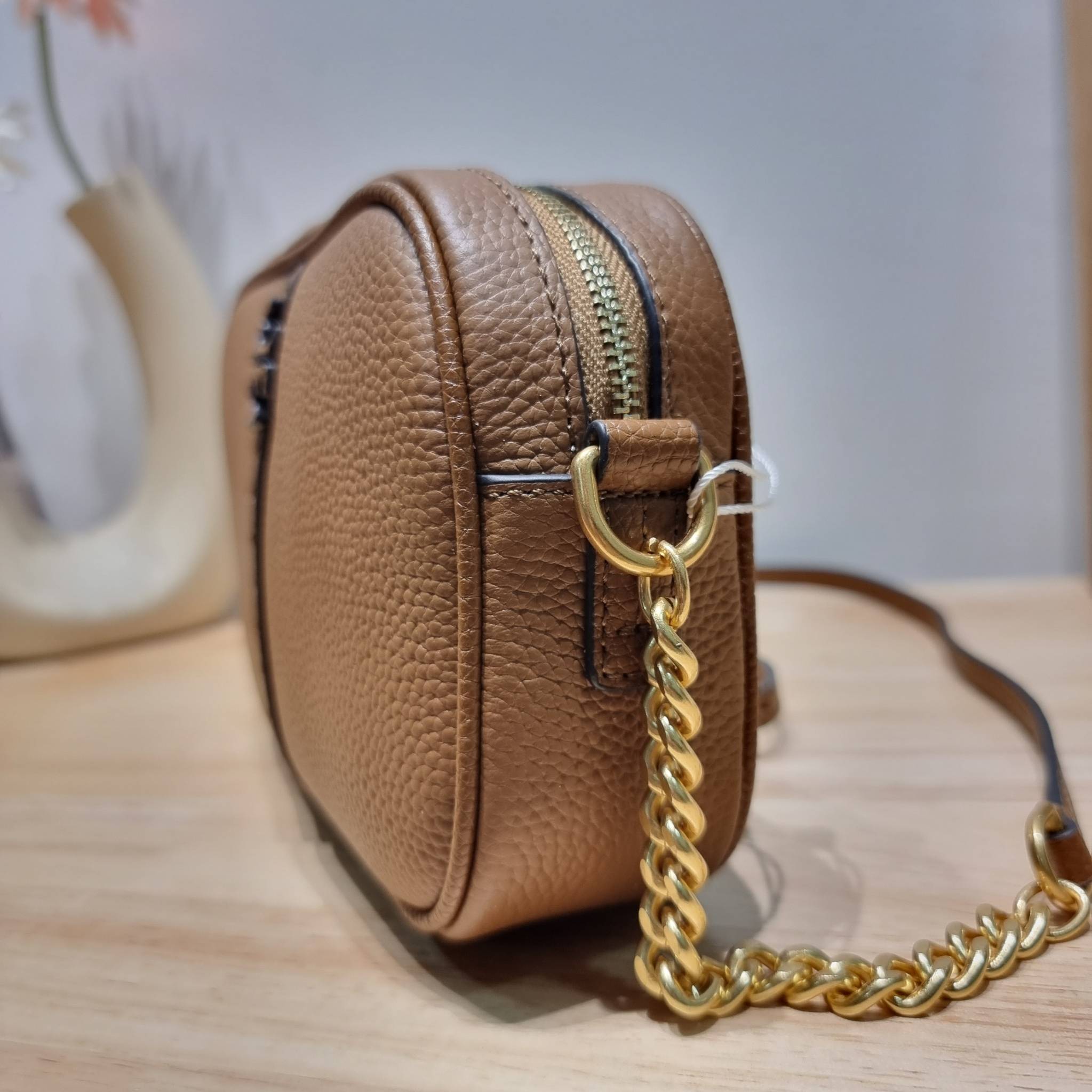 TORY BURCH MCGRAW CAMERA BAG ใหม่จากคอลเลคชั่นสุดคลาสสิค กับกระเป๋าสะพายข้าง ทรงกล่องไซส์กะทัดรัด น้ำหนักเบา ใช้งานง่ายด้วยซิปรูดเปิดปิด แมทช์ได้กับทุกสไตล์การแต่งตัว