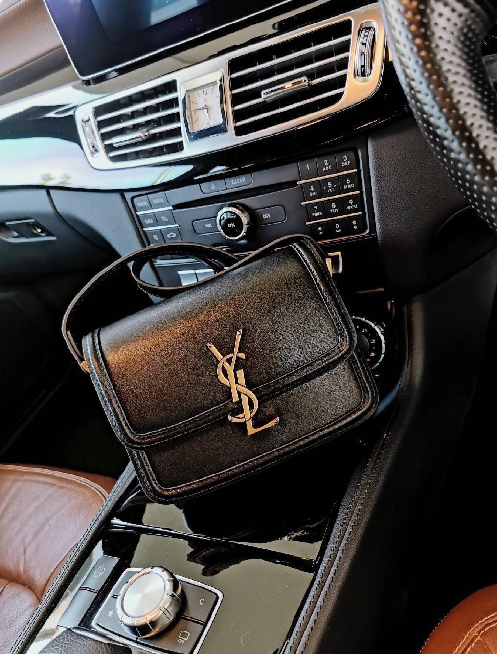 VIP YVES SAINT LAURENT YSL CROSSBODY BAG VIP / YSL Solferino Bag วัสดุหนังแท้ Calfskin ทรงสี่เหลี่ยมหนังสวยหรูอยู่ทรงเปิดปิดด้วยฝาปิดโลโก้แบรนด์อะไหล่ทอง ภายในโล่งมีช่องหลัก และช่องย่อยสามารถใส่มือถือของใช้จุกจิกได้เยอะ สายสะพายหนังยาวปรับระดับได้จะสะพายไ