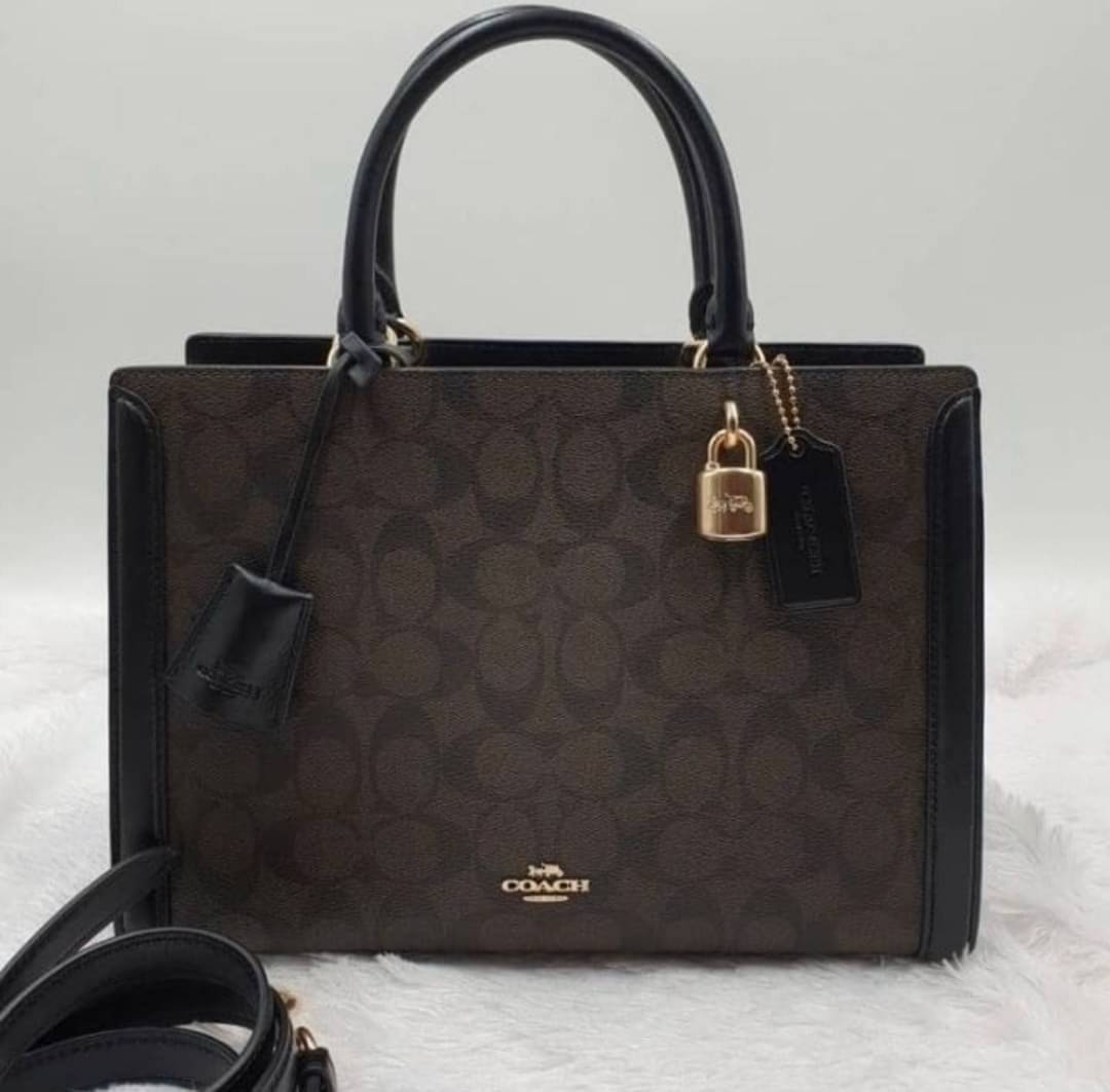 COACH ZOE CARRYALL IN SIGNATURE CANVAS เดอะเบสท์แห่งปี ต้องยกให้พี่คนสวยใบนี้เลย!! รุ่นที่สาวๆตามหา หายากอีกหนึ่ง กระเป๋าถือ/สะพายทรงสวย คลาสสิค ใบใหญ่จุคุ้ม มีดีเทลน่ารักๆที่แม่กุญแจ สามารถล็อคหัวซิปได้ กุญแจซ่อนในพวงหนังห้อยก็น่ารักไปอีก ภายในโล่งกว้าง 