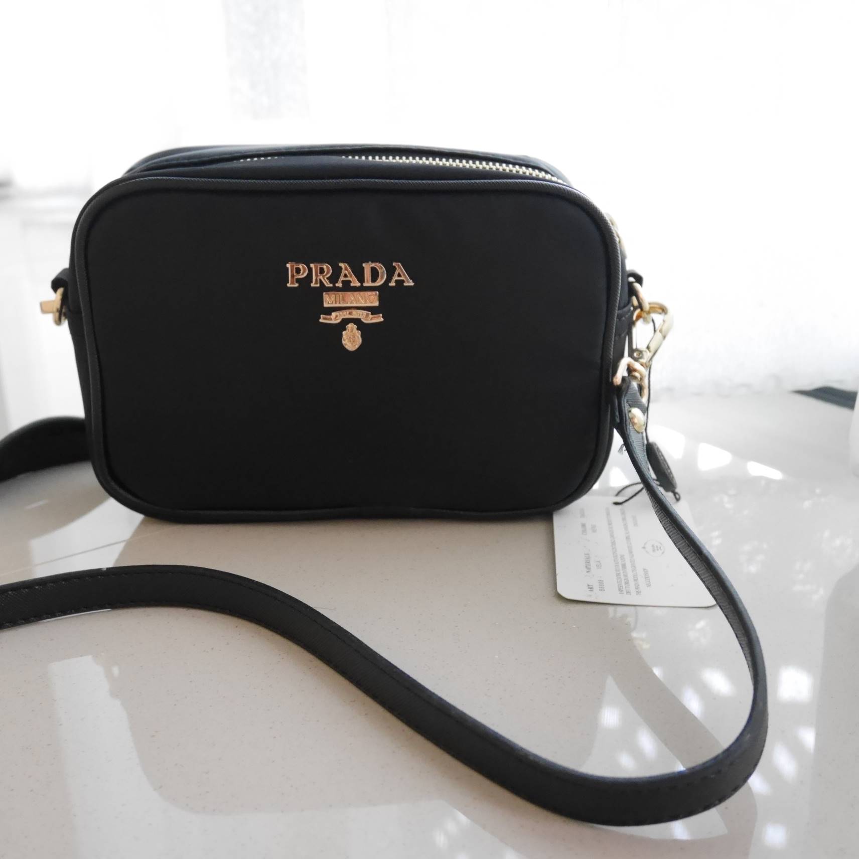 ล็อตใหม่ค้า กับทรงน่ารักในราคาน่ารัก mini crossbody งานพรีเมี่ยมกิ้ฟ จากเคาเตอร์ต่างประเทศ เป็น Best Seller อีกหนึ่งรุ่นเลย จากแบรนด์ PRADA เป็นทรงสี่เหลี่ยม กระเป๋าเป็นผ้า nylon ทั้งใบ เลิศมาก สามารถสะพายเป็น shoulder bag ได้เลย ขนาดกำลังดีค่ะ ใส่ของจุกจ