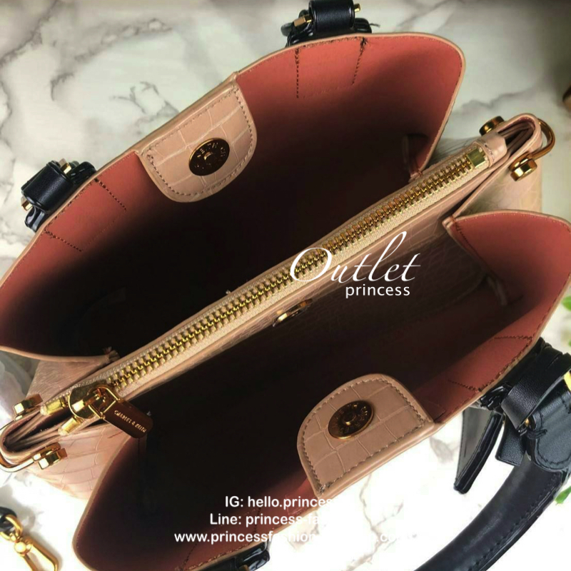 CHARLES & KEITH CROC-EFFECT STRUCTURE BAG กระเป๋าถือ/สะพายวางอยู่ทรง ตัวหนังกระเป๋าพิมพ์ลายจรเข้สวยมากๆ มีหมุดรองฐาน 4 มุม หูหิ้วพับลงได้ค่า เปิดปิดแบบกระดุมแม่เหล็ก แบ่งเป็น 3 ช่องใหญ่ เป็นช่องซิปตรงกลาง จุของได้ดี ใส่ ipad mini ได้นะค่า มีสายสะพายยาวแบบ