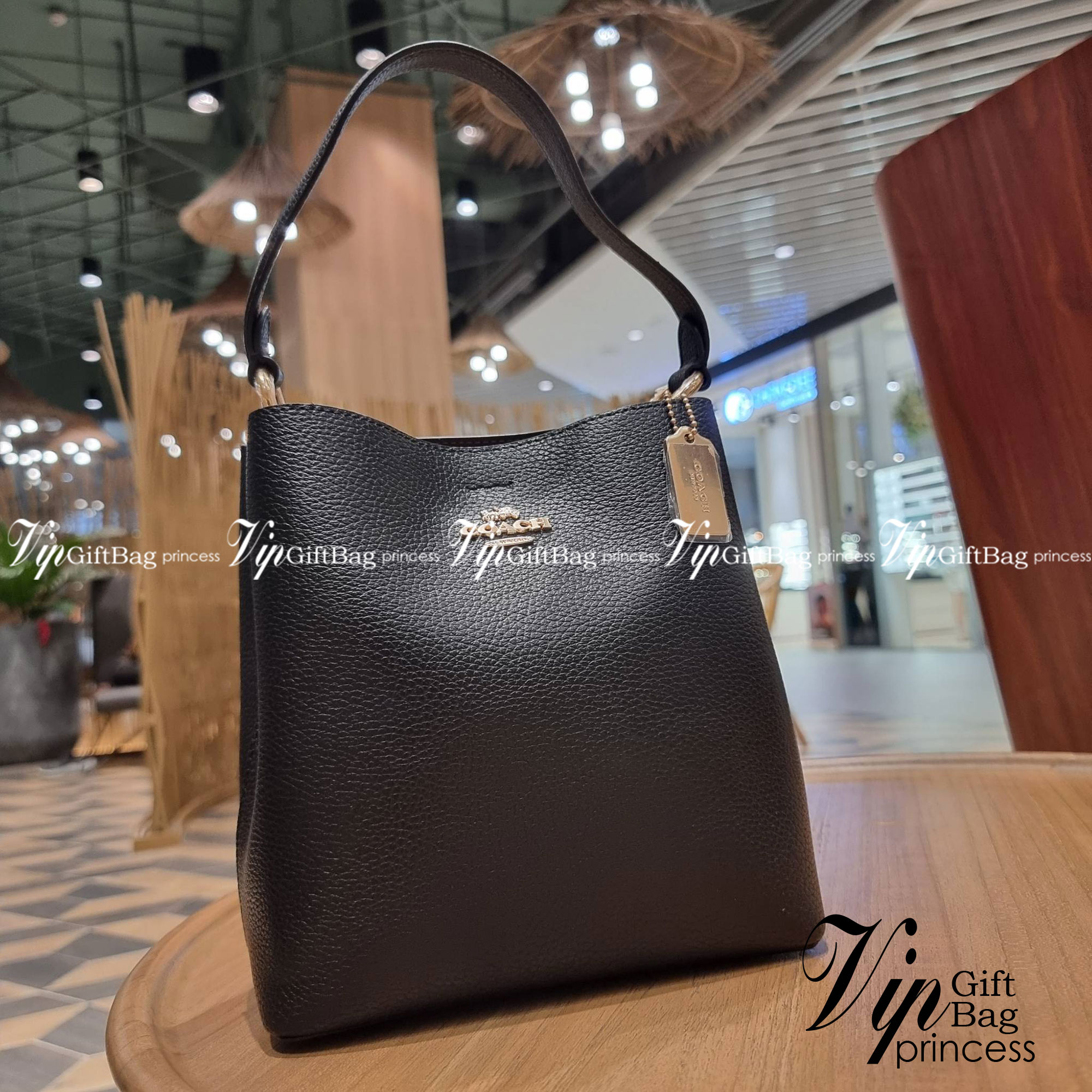 COACH 1011 SMALL TOWN BUCKET BAG รุ่นยอดนิยมใบเล็ก กระเป๋าทรงบัคเก็ต สีคลาสสิคเรียบหรู ตัดกับโลโก้สีทองดูโดดเด่น วัสดุหนัง pepble สวยคมทุกมุมจริงๆ!! เปิด-ปิดด้วยกระดุมแม่เหล็กทั้ง 2 ฝั่ง ภายในเป็นช่องโล่ง มาพร้อมสายสะพายปรับได้ตามตัว ขนาดใบนี้กำลังสวย สะพ