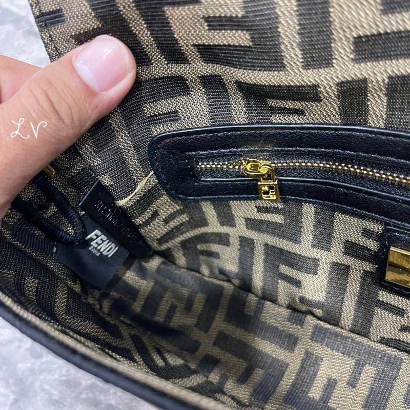 FENDI Baguette Brown FF jacquard fabric bag กระเป๋าสะพายทอลายโมโนแกรม อะไหล่สีทองหรูหรา ถอดสายถือเป็นคลัชได้สุดคุ้ม