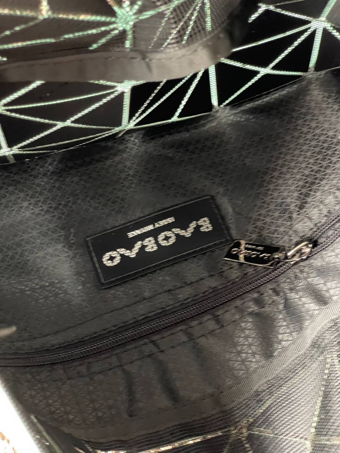 Baobao Issey Miyake 6x6 กระเป๋า Tote รุ่นนี้ถือว่าเป็นกระเป๋า Tote ไซส์กลางที่เหมาะกับการพกพาสิ่งของที่จำเป็นในทุก ๆ วัน มาพร้อมสายที่สามารถปรับได้ทั้งสองสาย และมีช่องใส่ของช่องเล็กด้านใน 1 ช่อง จุของได้เยอะแถมยังทนทาน ใช้เป็น Everyday Bag ได้เลยคะ พกพาสะ