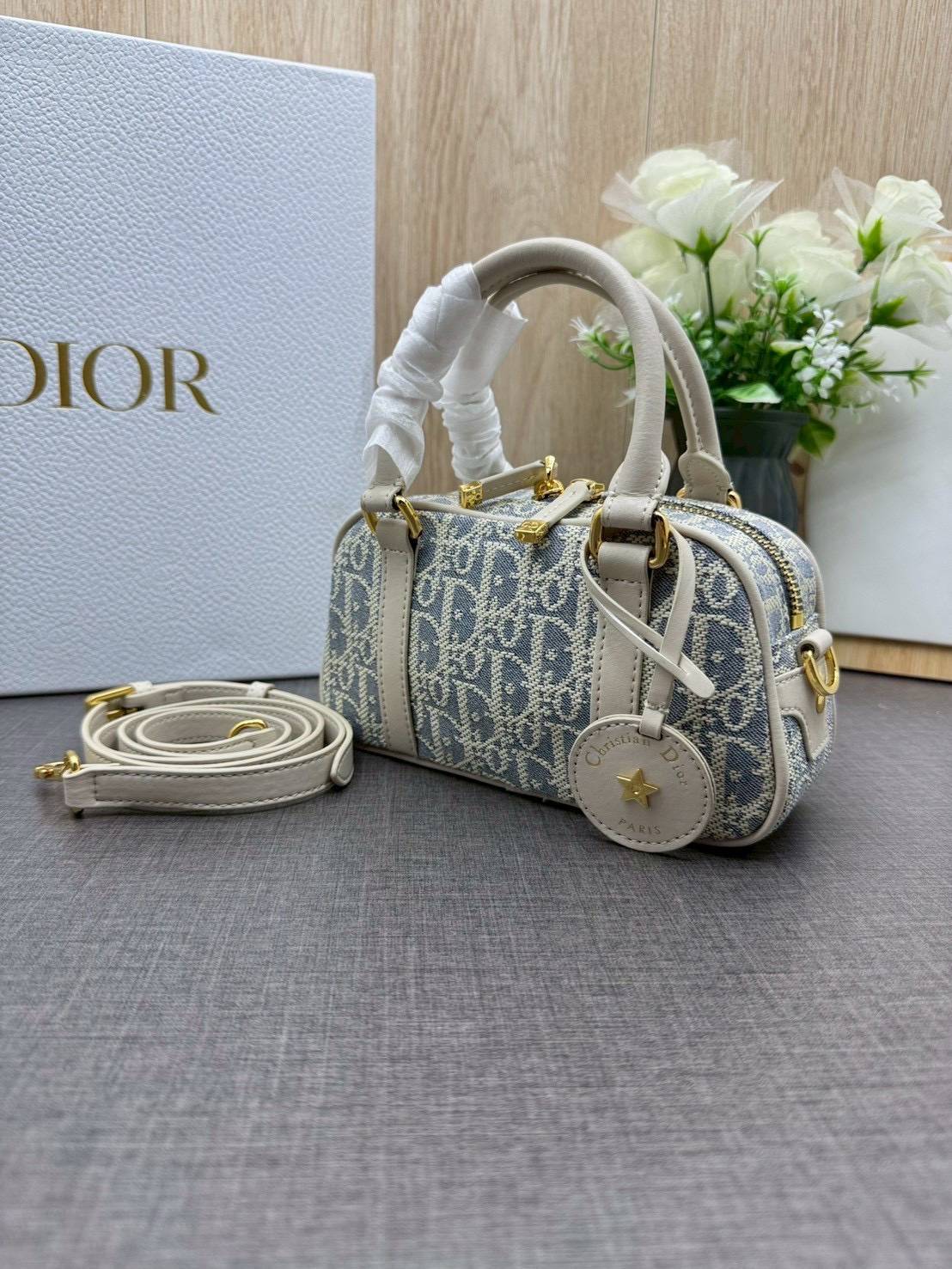 ORI หนังแท้ | DIOR D-Vibe East-West Nano Bag กระเป๋าทรงหมอนไซส์มินิน่ารัก ดีไซน์โบว์ลิ่งรูปทรงทันสมัยใช้งานง่ายจุของสำคัญได้ครบ สวยสง่างามเป็นเอกลักษณ์