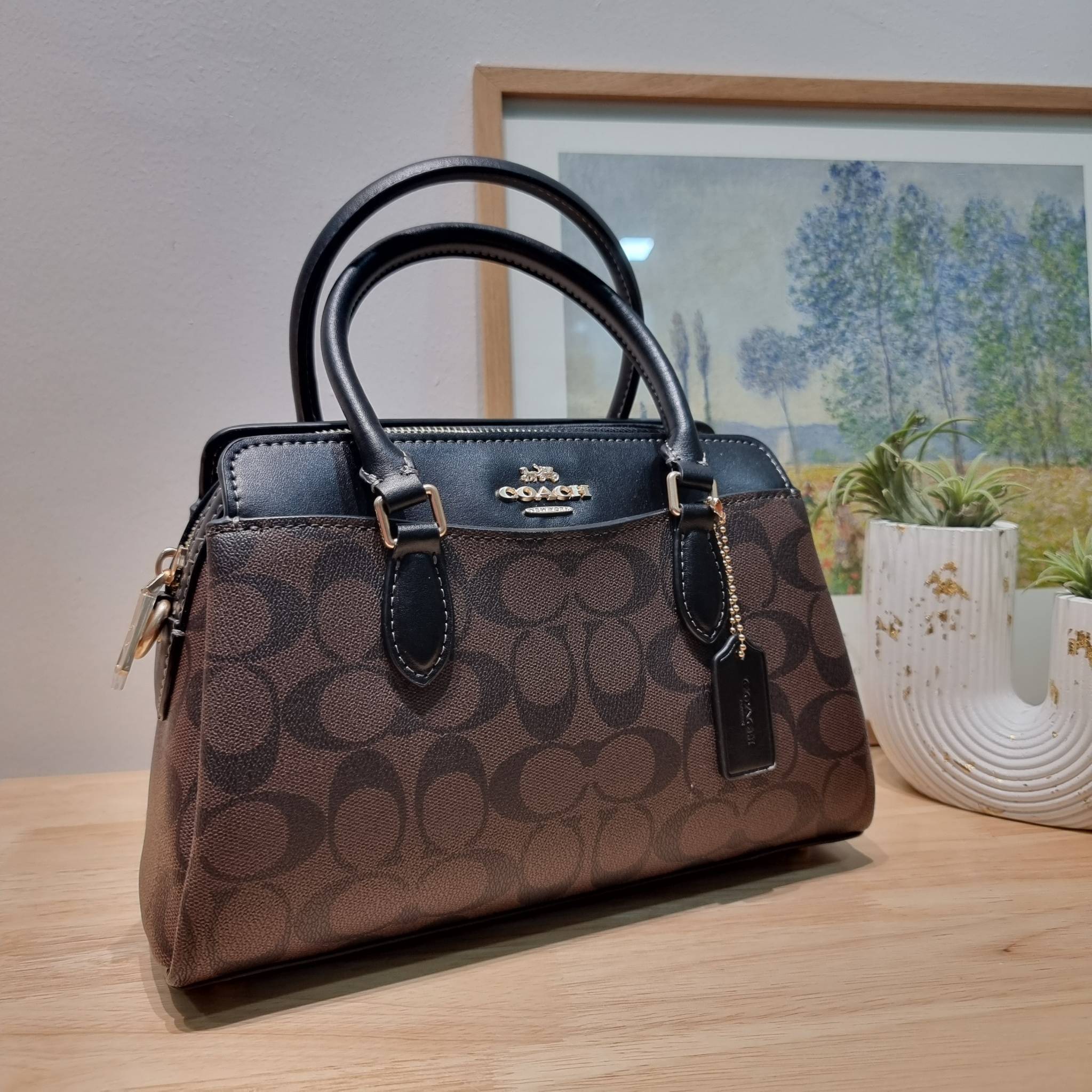 COACH MINI DARCIE CARRYALL IN SIGNATURE CANVAS CH174 พร้อมส่ง กระเป๋าสะพายทรงถัง ไซส์มินิ ดีไซน์ออกมาดูหรูมาก สวย คลาสสิค มาพร้อมสายสะพายข้างและหูหิ้วในตัว