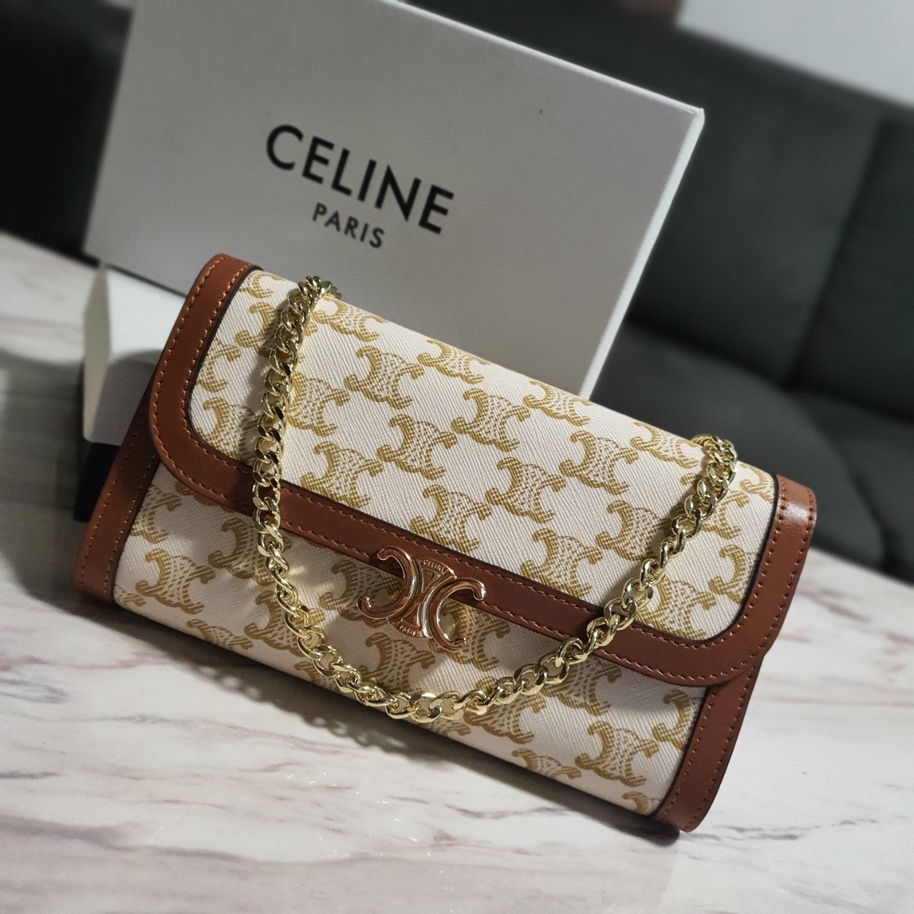 CELINE WOC BAG VIP GIFT WITH PURCHASE (GWP) พรีเมี่ยมกิ๊ฟ Limited Edition จาก PERFUME DUTYFREE COUNTER กระเป๋าทรง WOC ใช้ได้ทั้งกระเป๋าสตางค์ คลัช และครอสบอดี้ วัสดุหนังทั้งใบ ด้านในเปิดปิดด้วยกระดุม มีช่องใส่ธนบัตรใหญ่2ช่องและช่องซิปกลาง1ช่อง ใส่บัตรได้ห