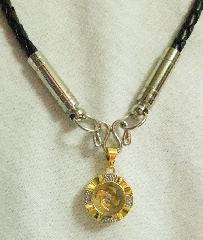 จี้กังหัน4ใบสีเงินทองเสริมดวงพร้อมสร้อยคอหนังถักเปียสีดำค่ะ