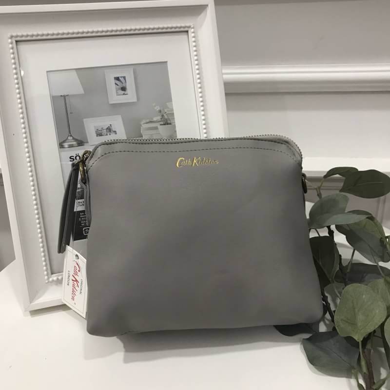 Cath Kidston soft leather crossbody bag ใหม่ล่าสุดจากแบรนด์ Cath Kidston ค่ะ กระเป๋าสะพายข้างหนังนุ่ม สีหวานโทนพาสเทล รุ่นนี้ขนาดกำลังดีค่ะ ตัวกระเป๋าแบ่งออกเป็นสองสัดส่วน สามารถจัดระเบียบของได้ดีค่ะ ภายในบุผ้าลายดอกไม้ตามสไตล์ของแบรนด์นี้ค่ะ รุ่นนี้มีสาย